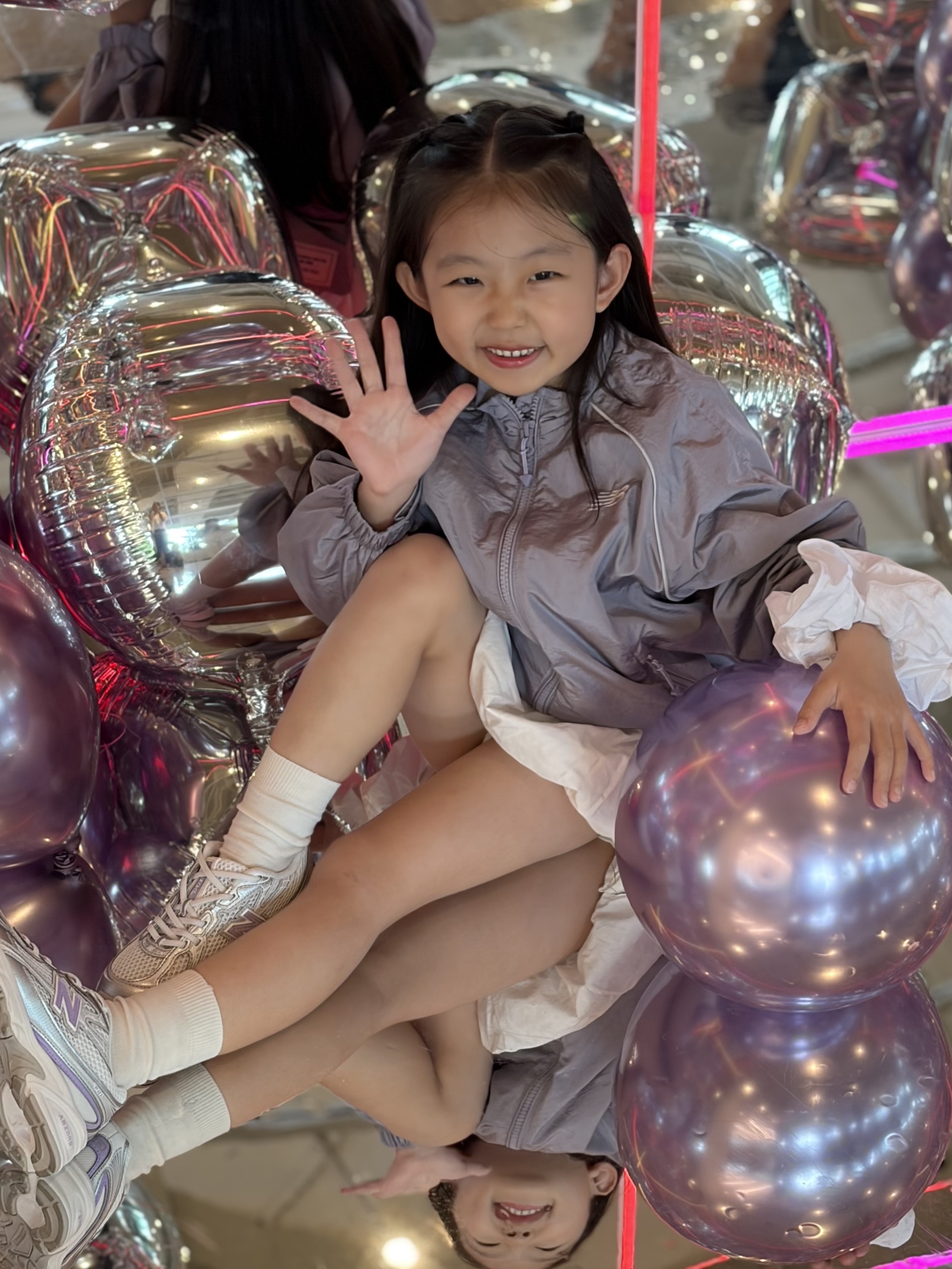 (Kids) New Balance Air Glossy Windbreaker Purple 착용 스타일 - 2