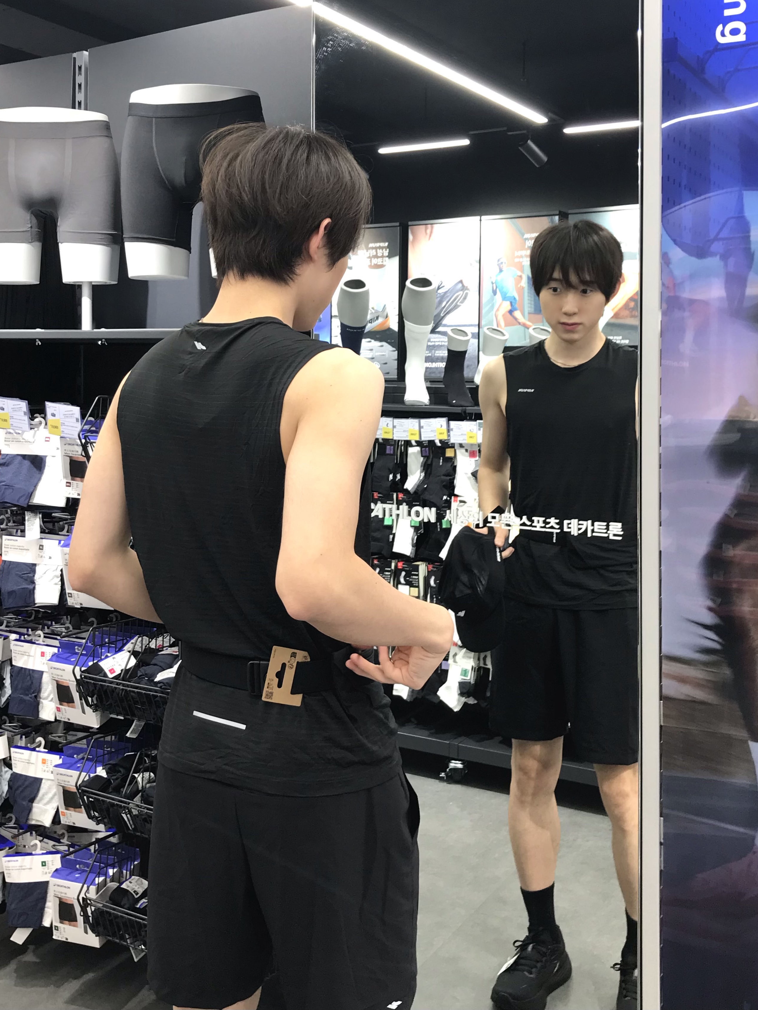 DECATHLON Men's 8" Running Lightweight Shorts Run Dry Plus 500 Smoke Black, DECATHLON Men's Running Seamless Singlet Comfort 500 Smoke Black 착용 스타일 - 2