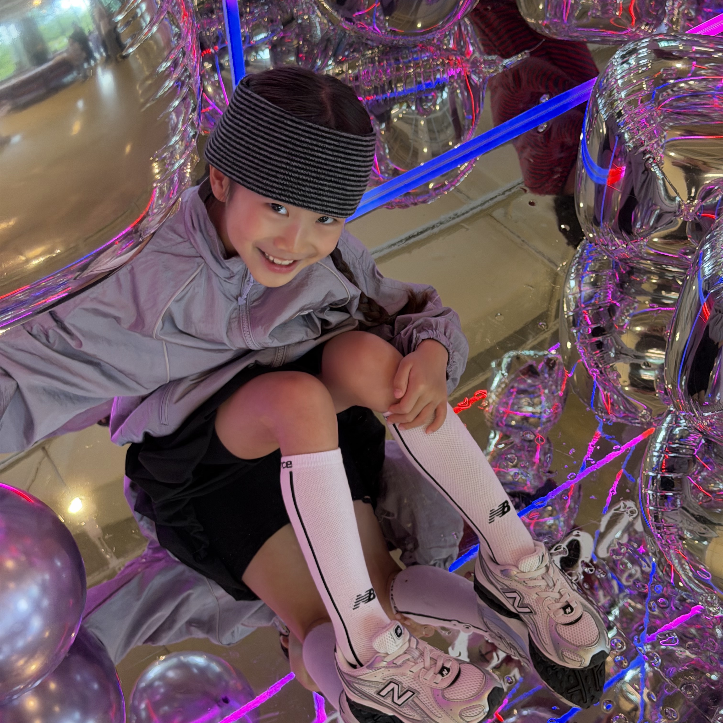 (Kids) New Balance Air Glossy Windbreaker Purple 착용 스타일 - 1