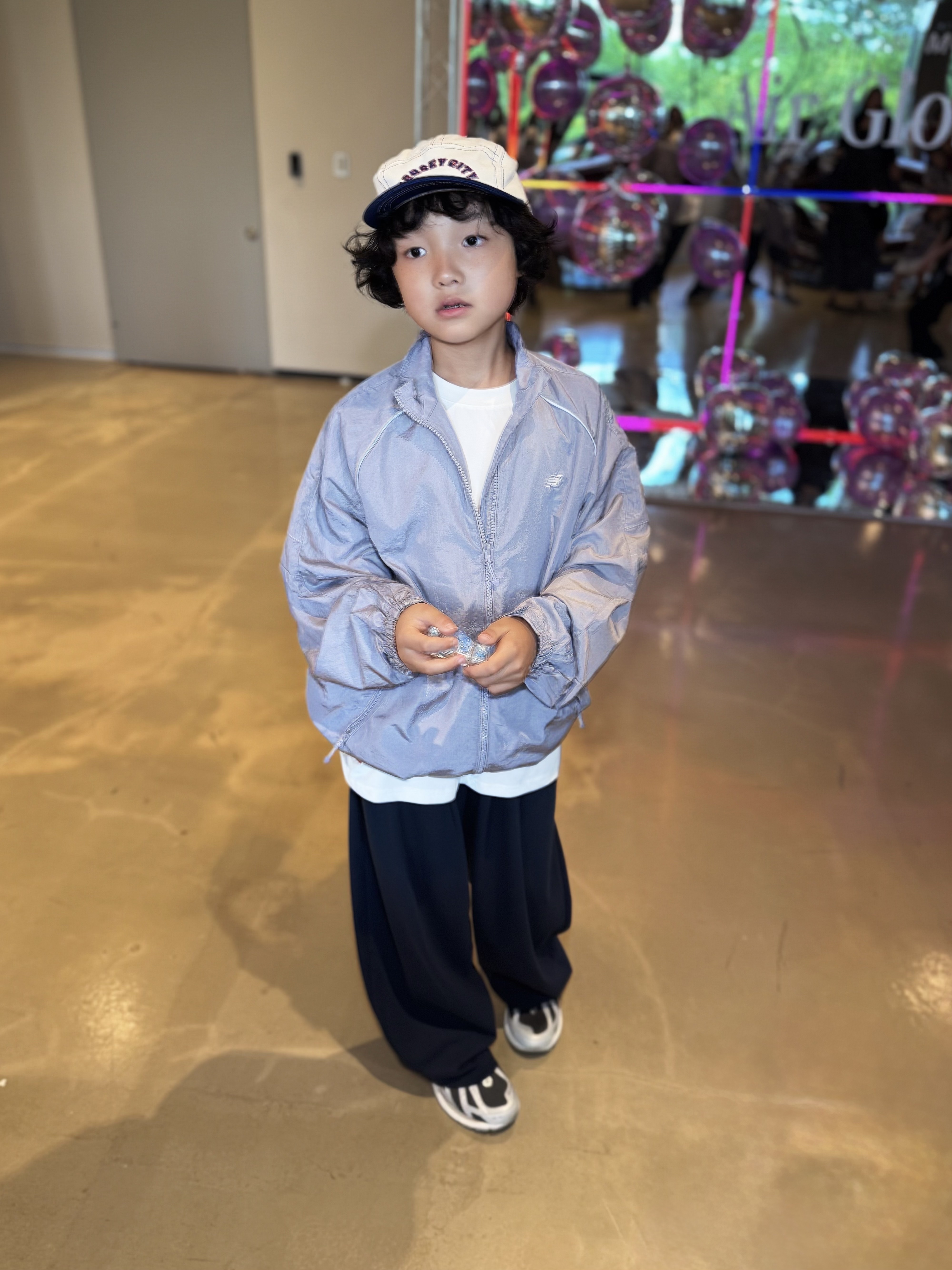 (Kids) New Balance Air Glossy Windbreaker Purple 착용 스타일 - 4