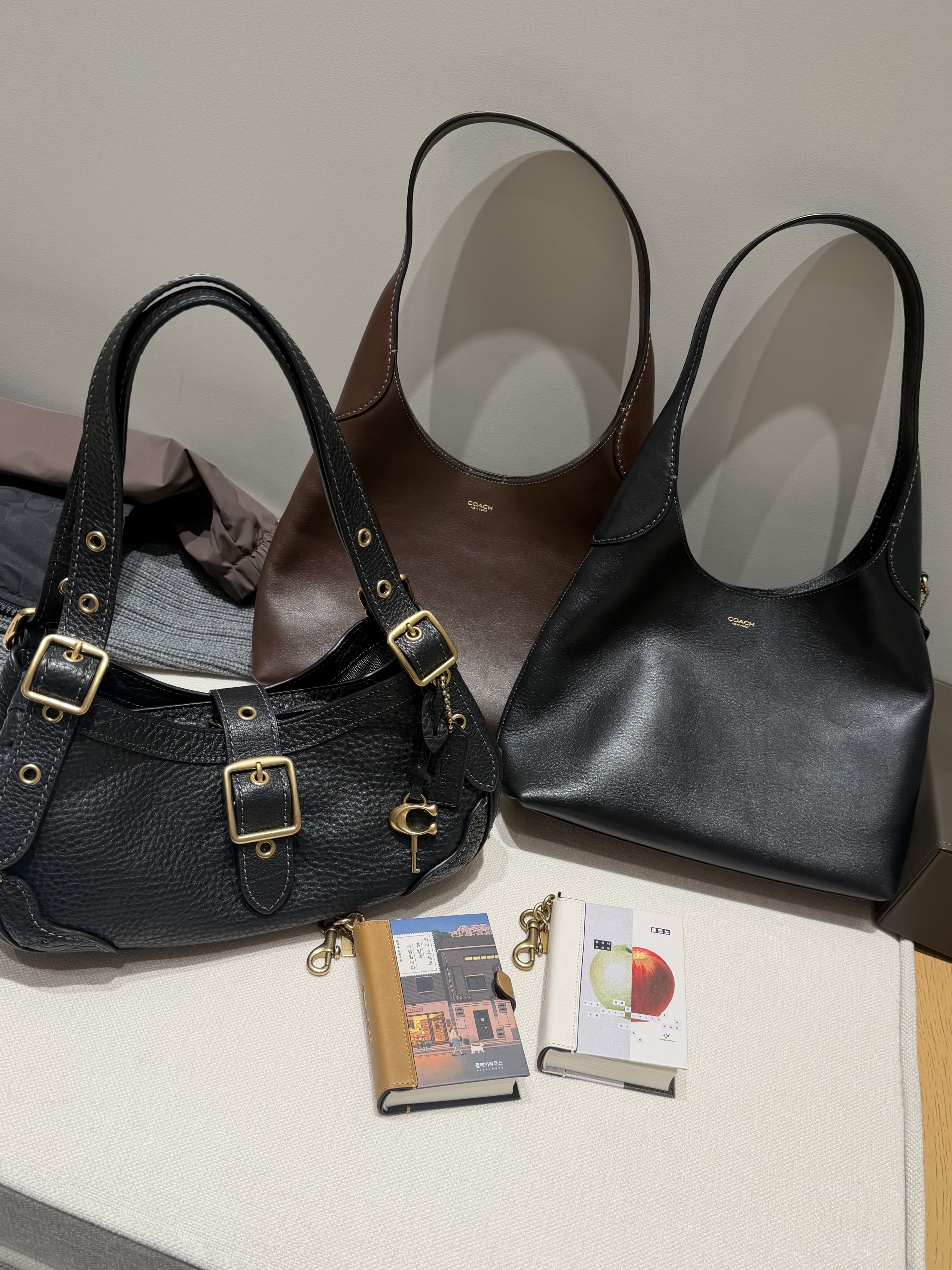 Coach Brooklyn shoulder Bag 28 Brass & Black, Coach Brooklyn Shoulder Bag 28 Brass Maple 착용 스타일 - 2