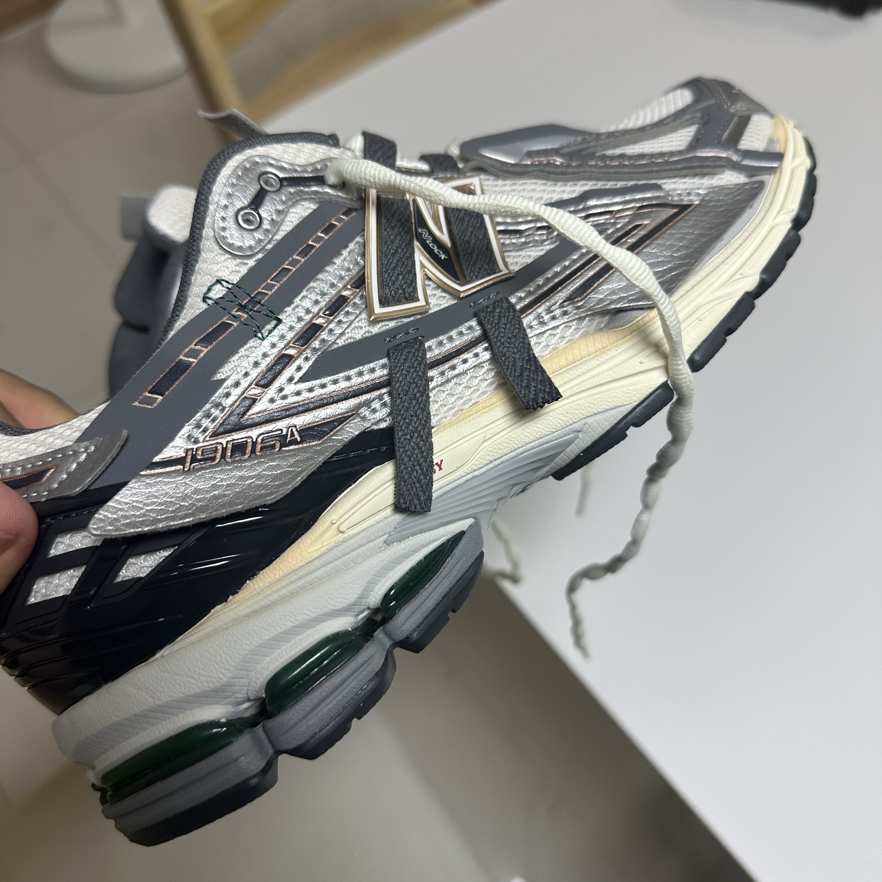 New Balance 1906A Silver Metallic Castlerock 착용 스타일