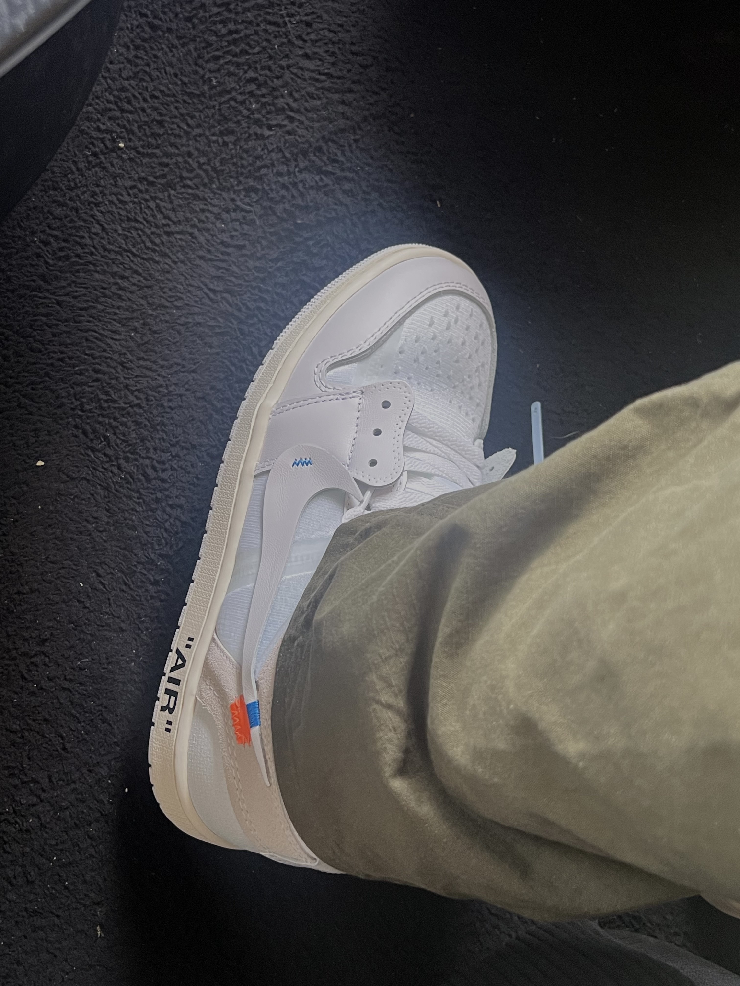 Jordan 1 x Virgil Abloh Archive Retro High Alaska White, Stussy Surfwalk Pigment Dyed T-Shirt Black 착용 스타일 - 4