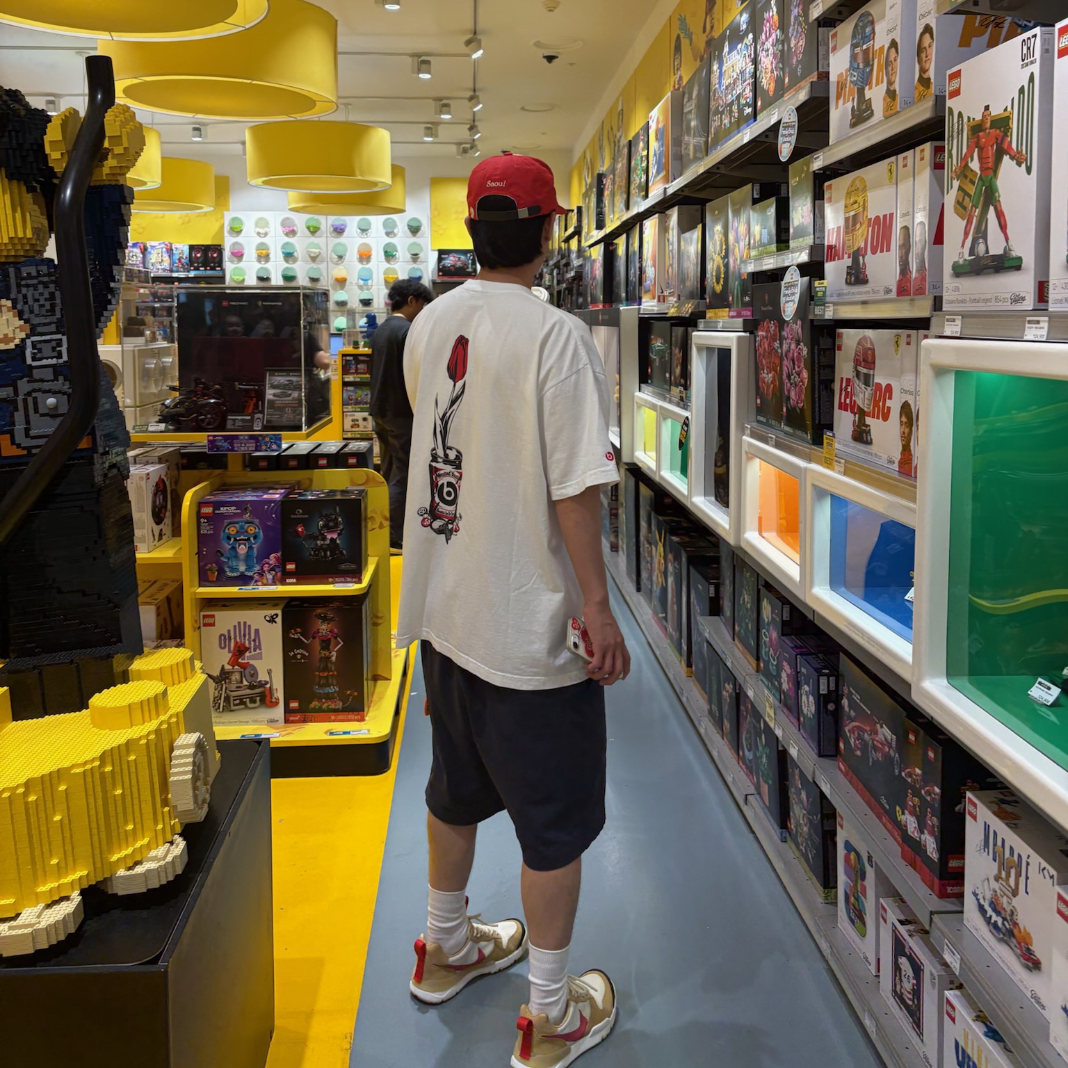 Nike x Tom Sachs Mars Yard Shoe 3.0 Space Camp, Peaceminusone x Verdy 5 Panel Ball Cap Red 착용 스타일 - 2