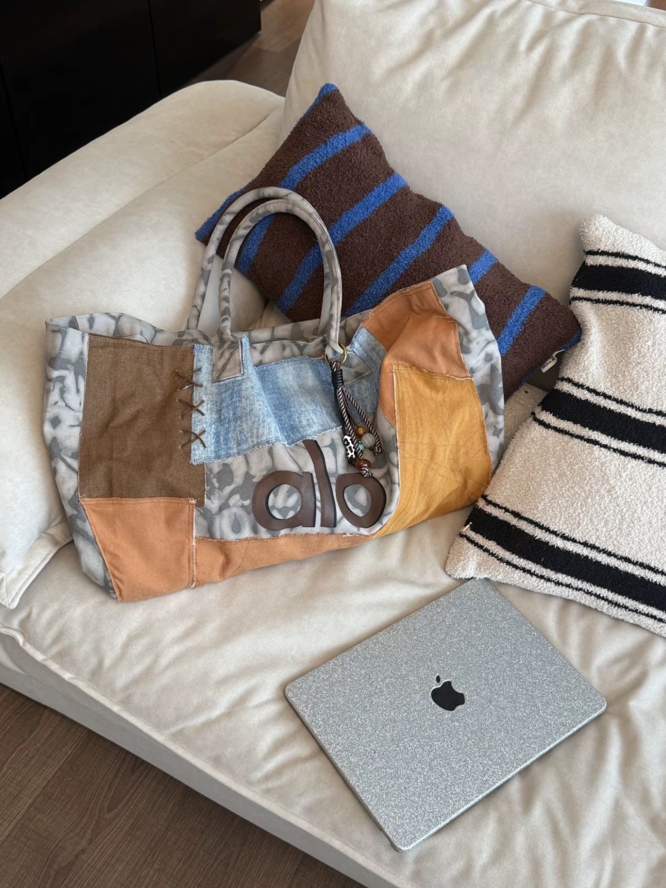 Alo Yoga Iconic Shopper Tote Bag Grey Tiedye 착용 스타일