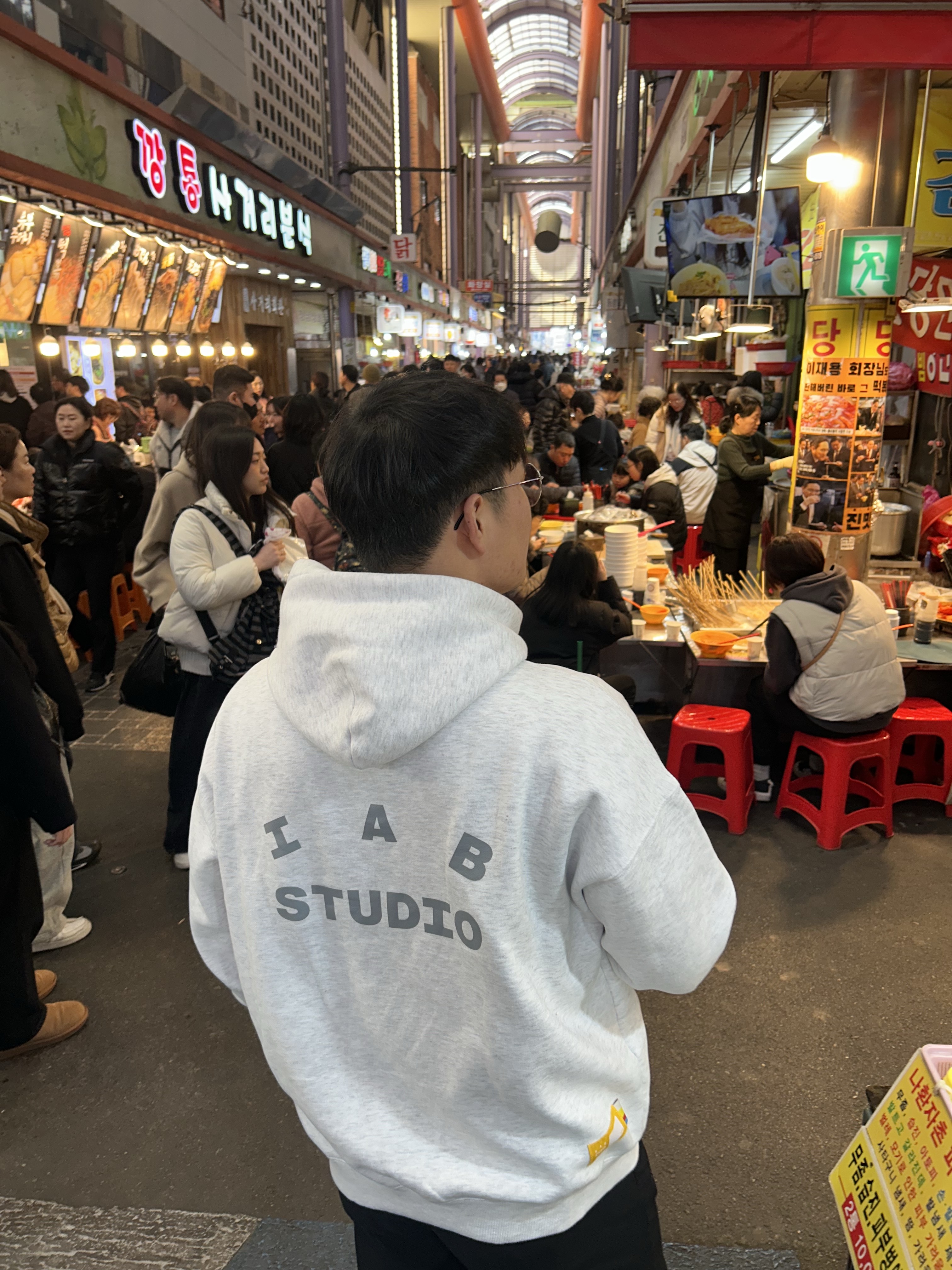IAB Studio Hoodie Light Gray 착용 스타일 - 1