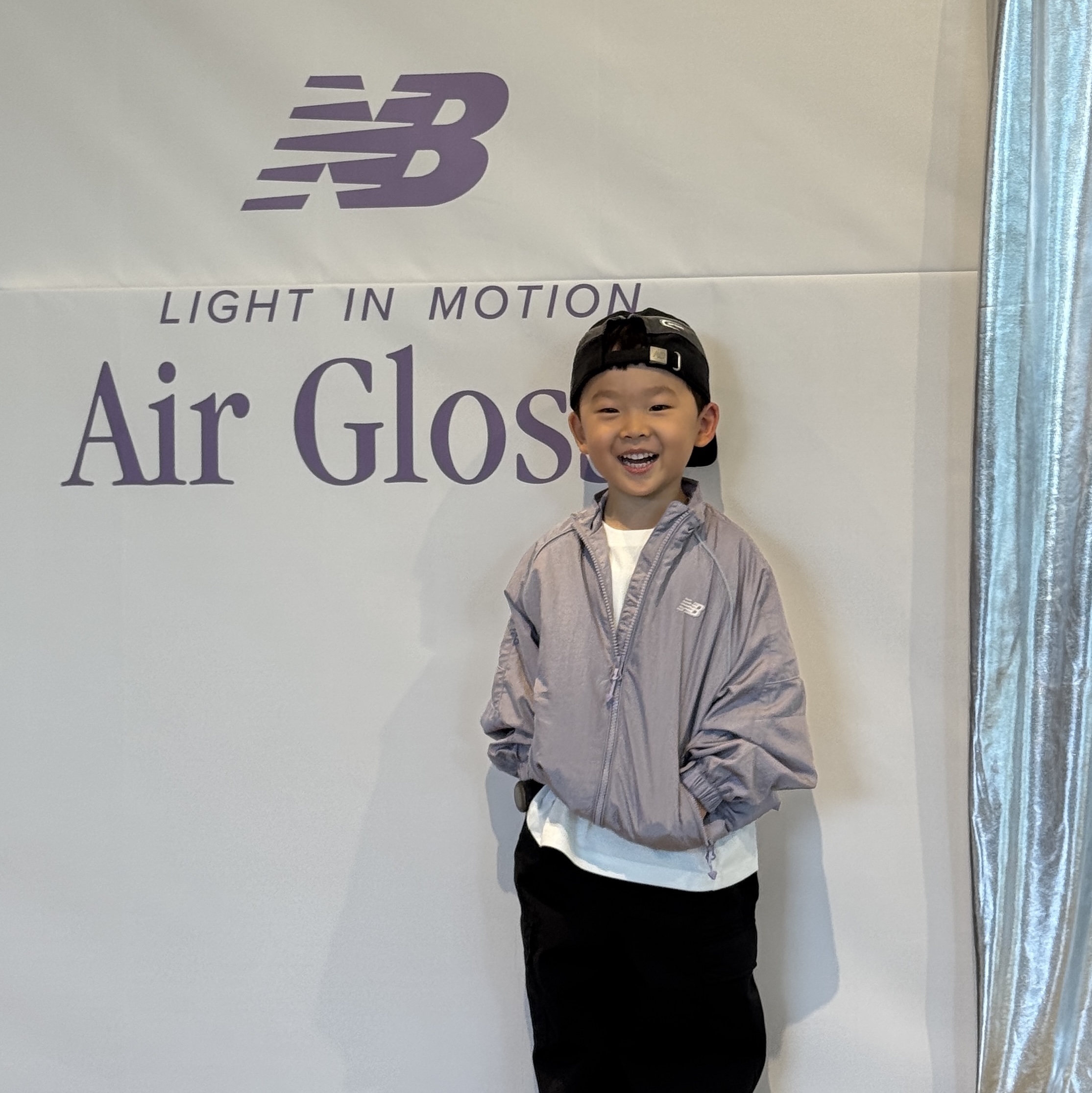 (Kids) New Balance Air Glossy Windbreaker Purple 착용 스타일 - 7
