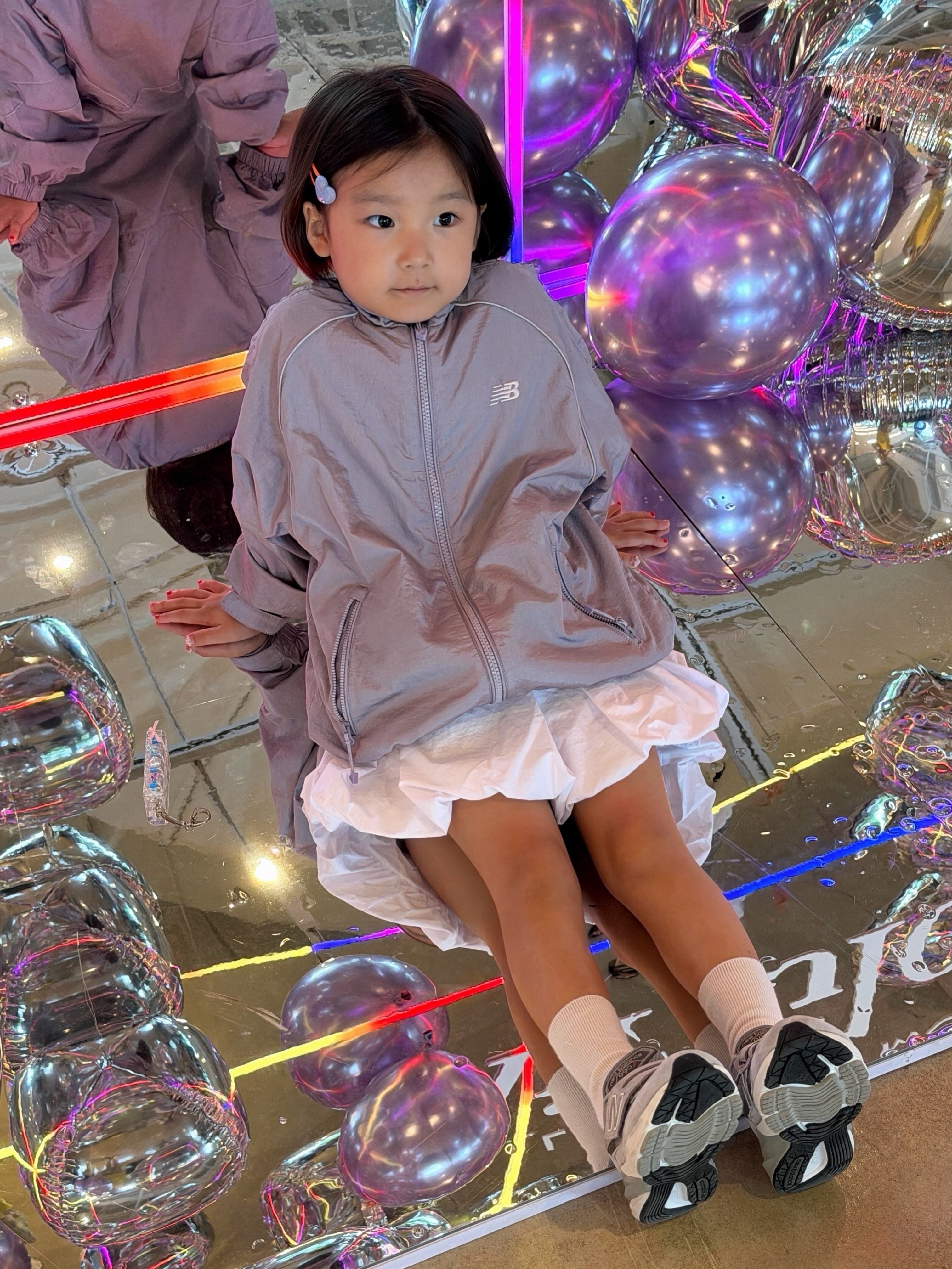 (Kids) New Balance Air Glossy Windbreaker Purple 착용 스타일 - 5