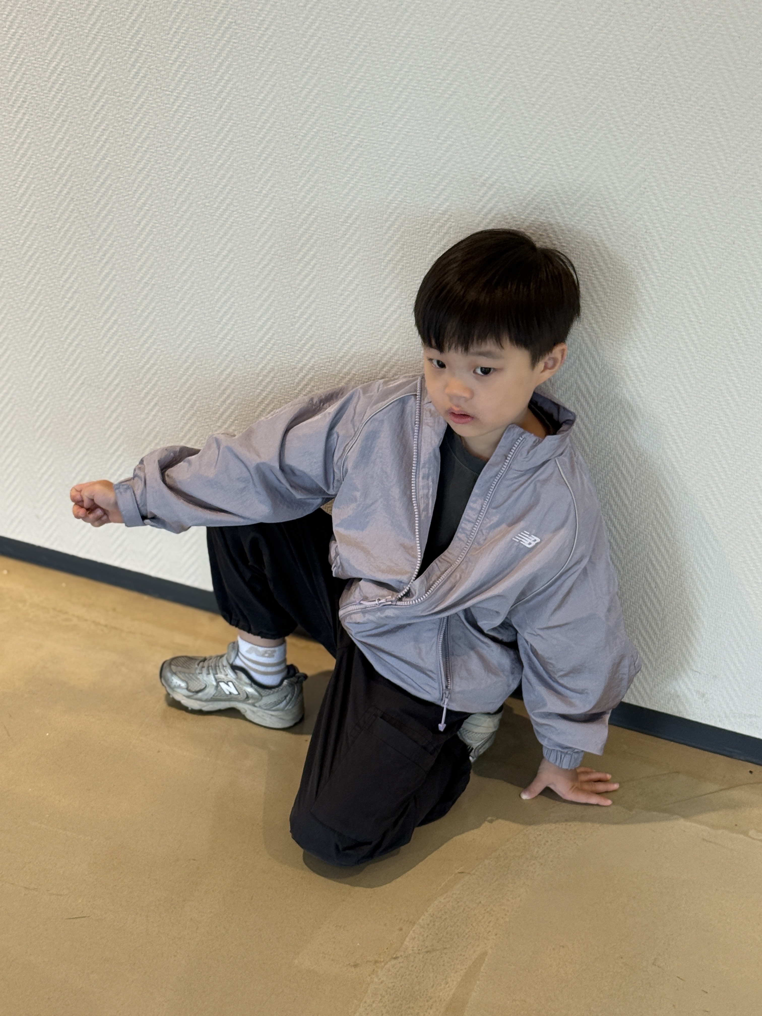 (Kids) New Balance Air Glossy Windbreaker Purple 착용 스타일 - 3
