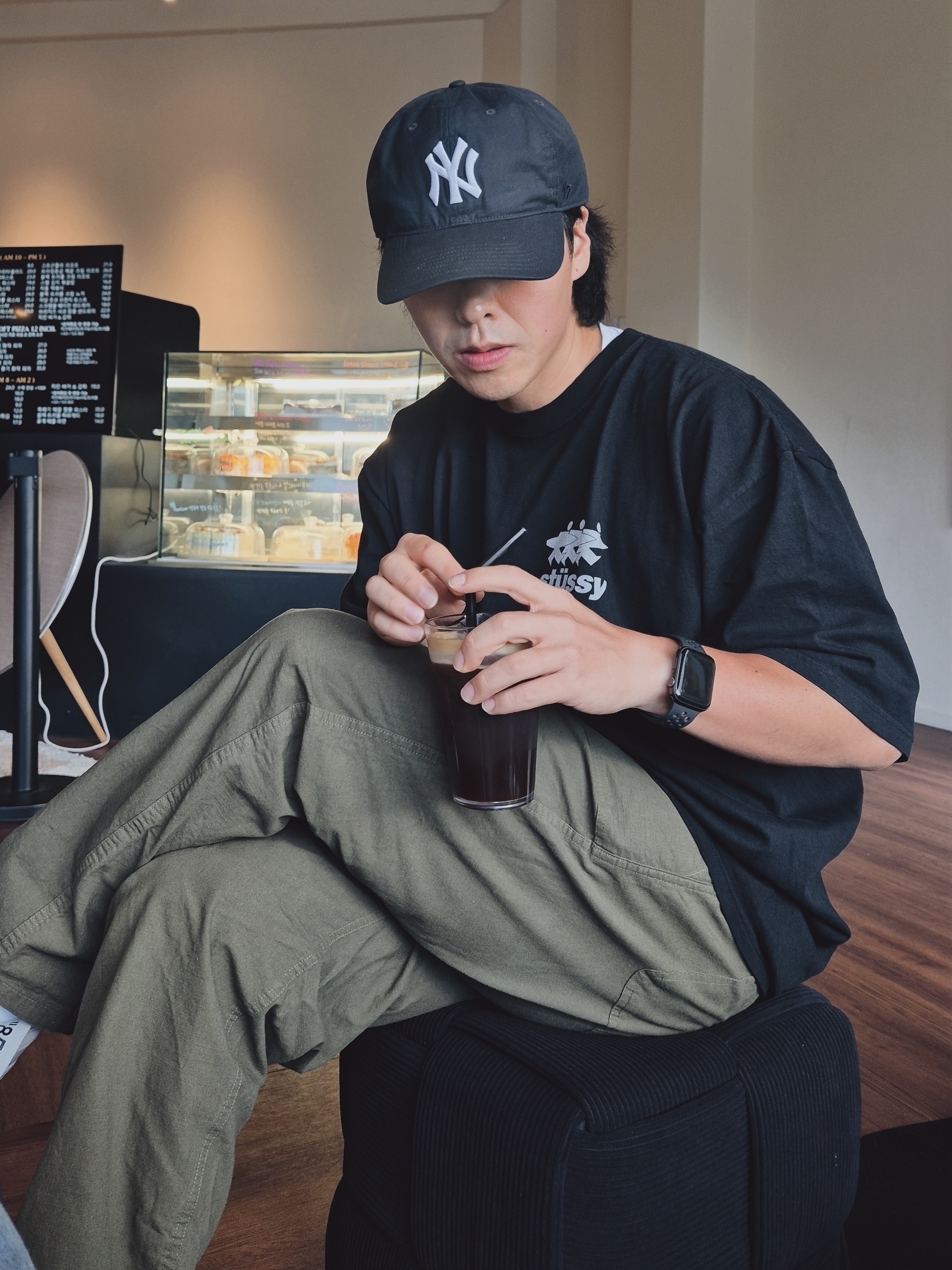 Jordan 1 x Virgil Abloh Archive Retro High Alaska White, Stussy Surfwalk Pigment Dyed T-Shirt Black 착용 스타일 - 3