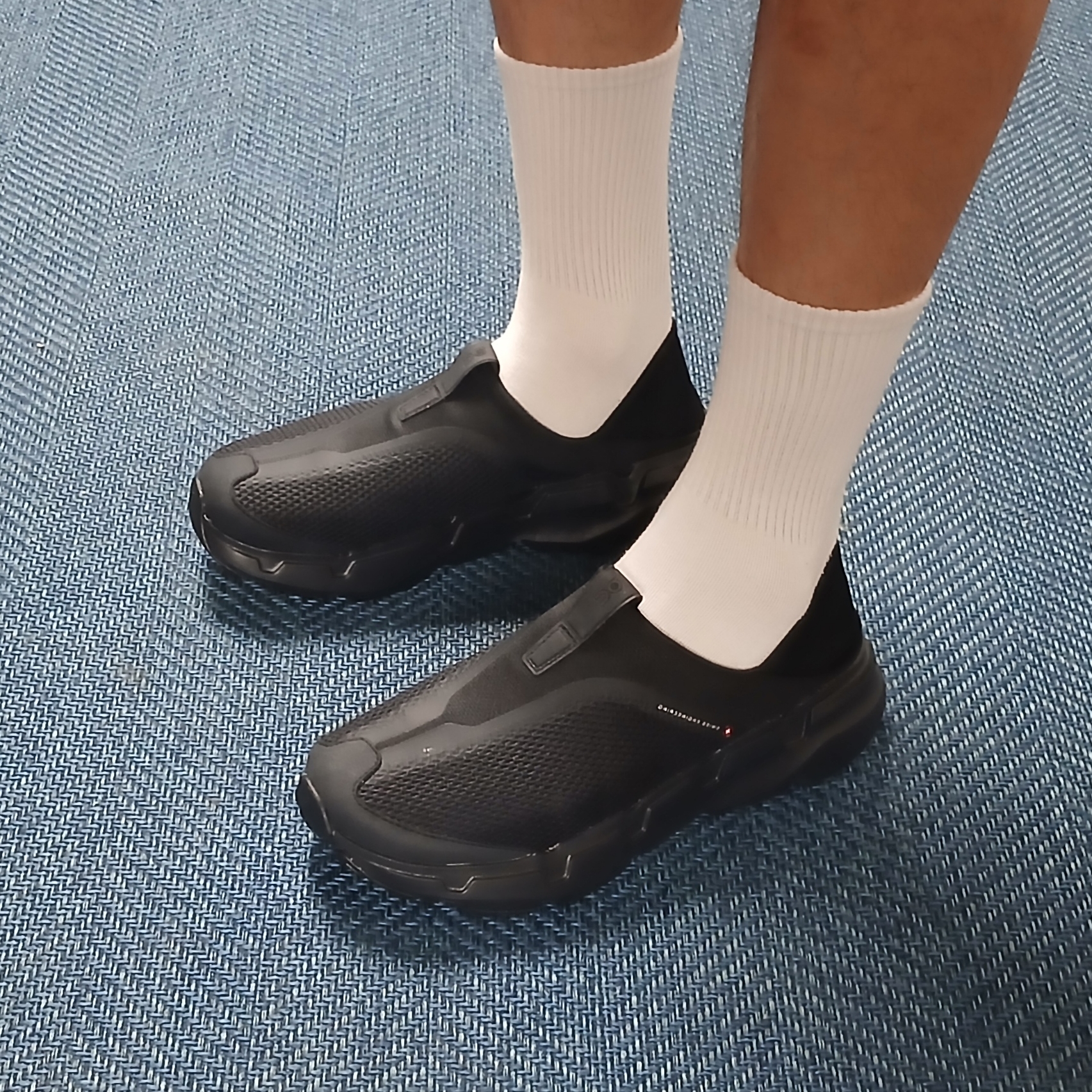 On Running Cloudsoma Moc Black 착용 스타일
