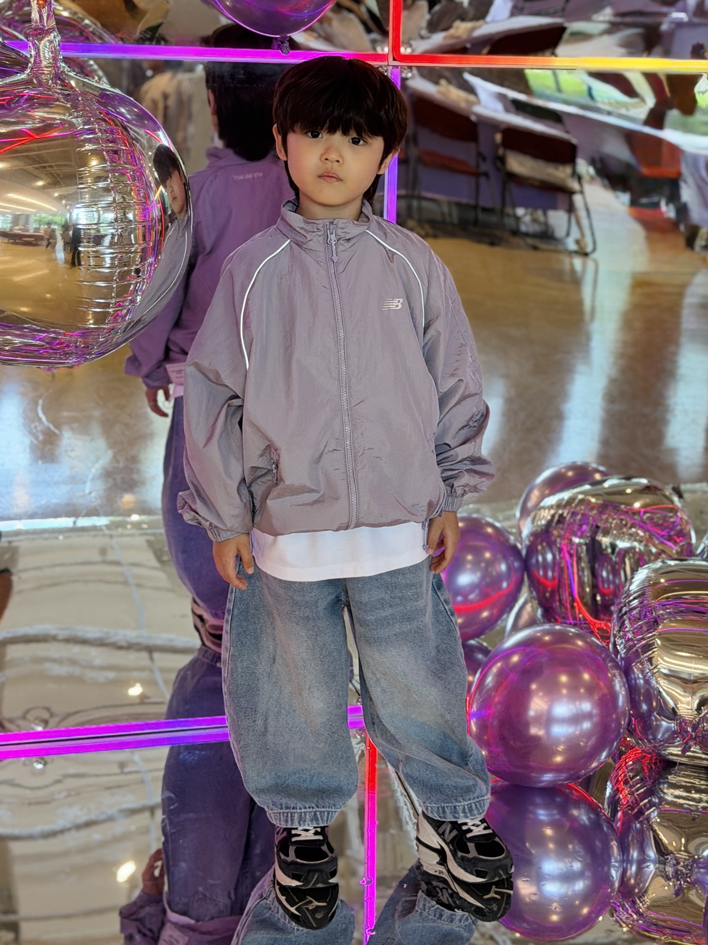 (Kids) New Balance Air Glossy Windbreaker Purple 착용 스타일 - 3