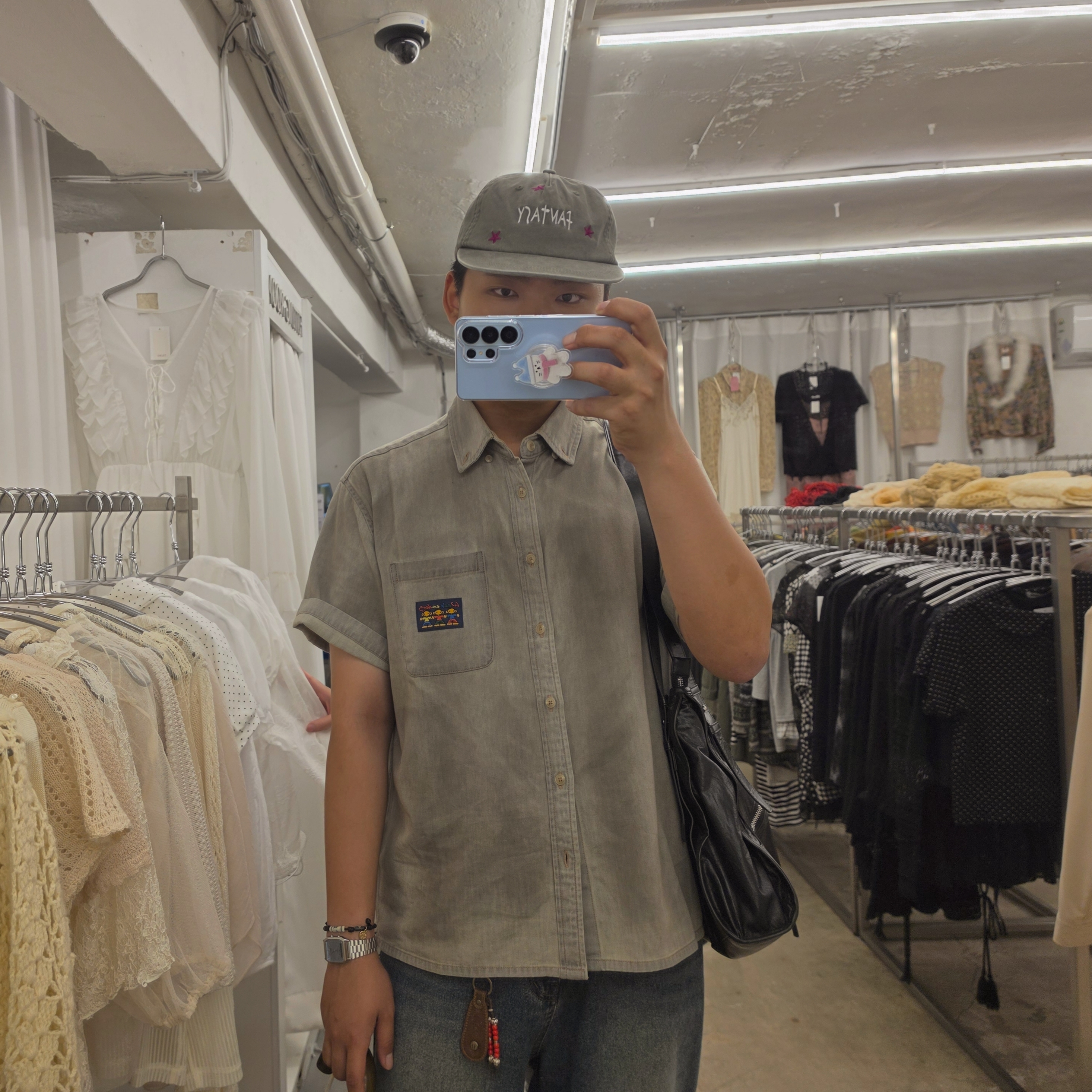 WKNDRS Trio Shirt Sand Grey, TOWTOW.ARCHIVE Praying Bracelet Grayish blue 착용 스타일 - 1