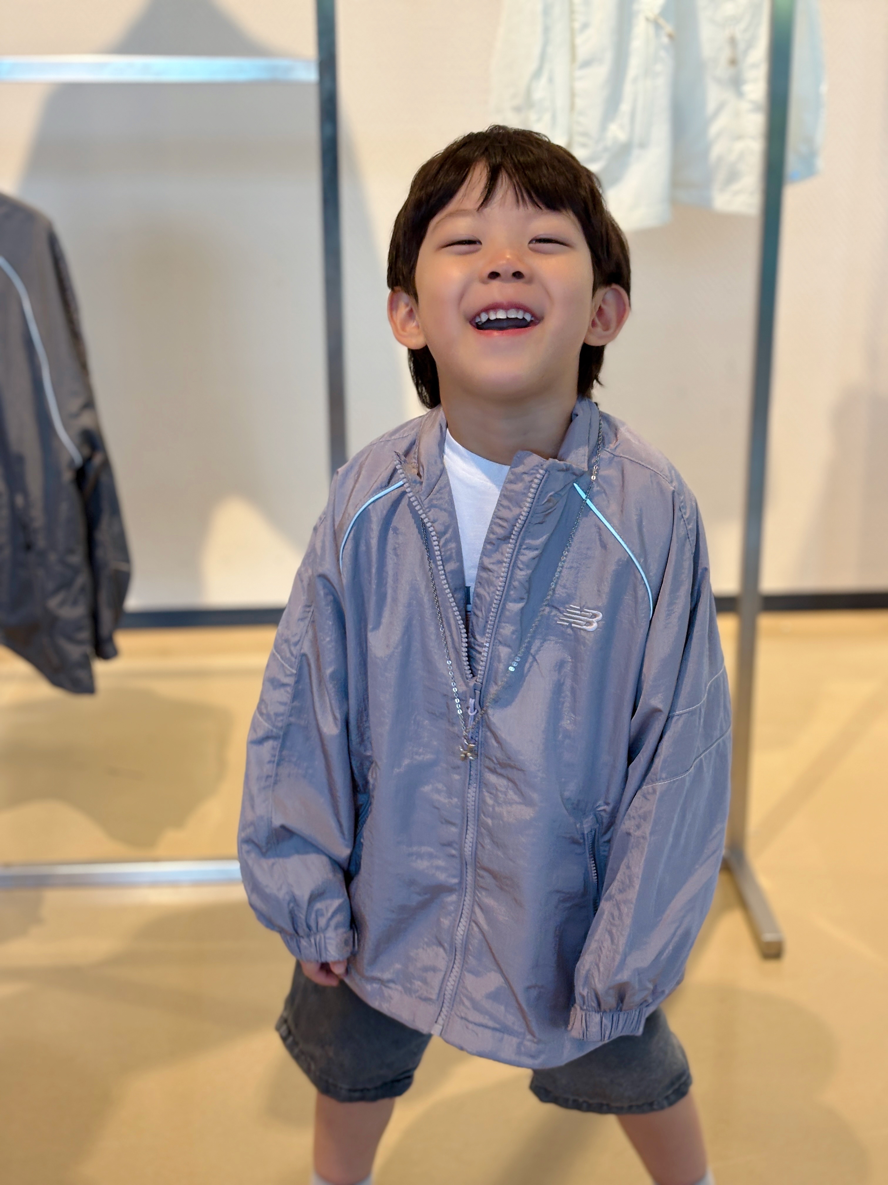 (Kids) New Balance Air Glossy Windbreaker Purple 착용 스타일 - 2