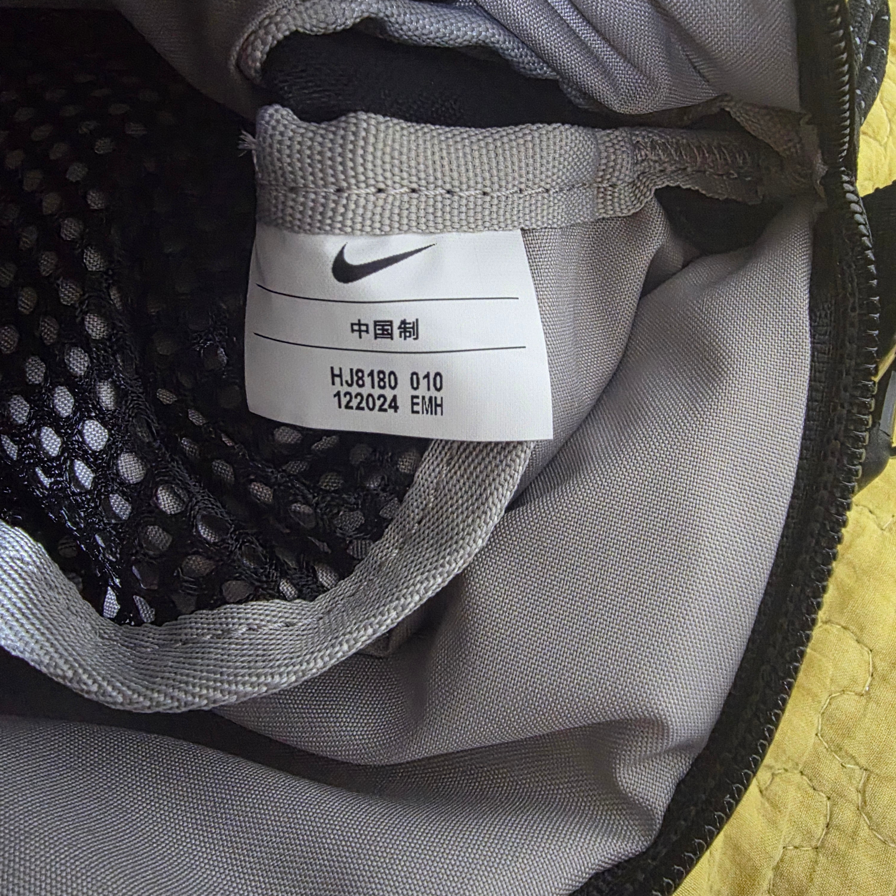 Nike ACG Daymax Crossbody Bag 3L Black College Grey 착용 스타일 - 2