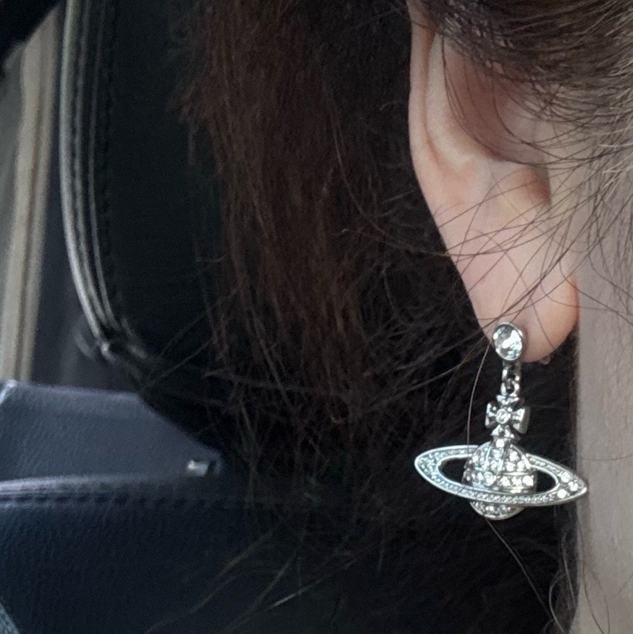 (W) Vivienne Westwood Mini Bas Relief Drop Earrings Silver 착용 스타일