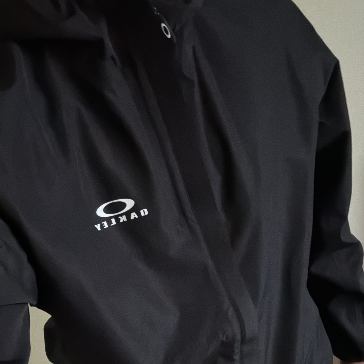 Oakley Elements Shell Jacket 2.0 Blackout 착용 스타일