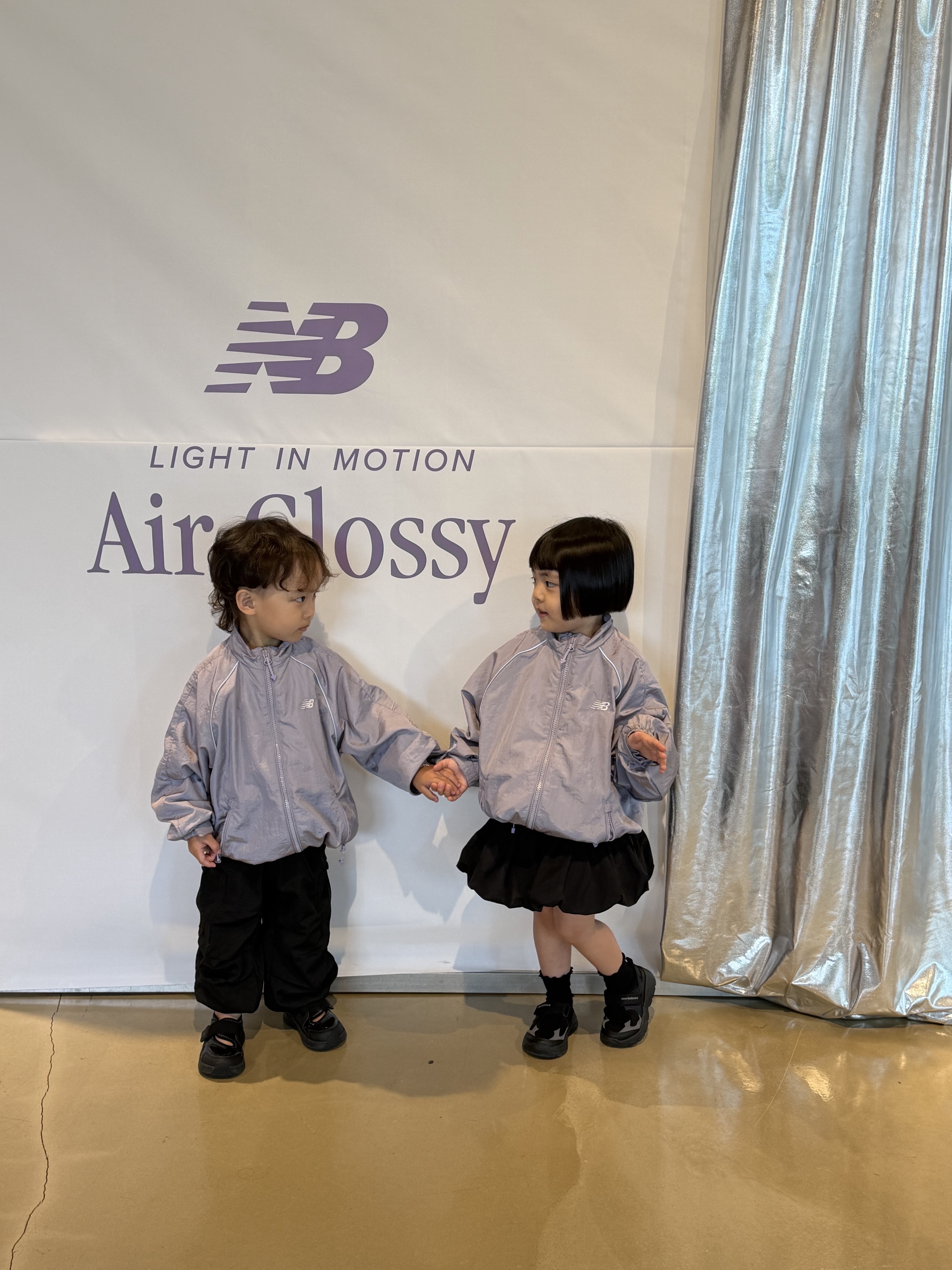 (Kids) New Balance Air Glossy Windbreaker Purple 착용 스타일 - 4