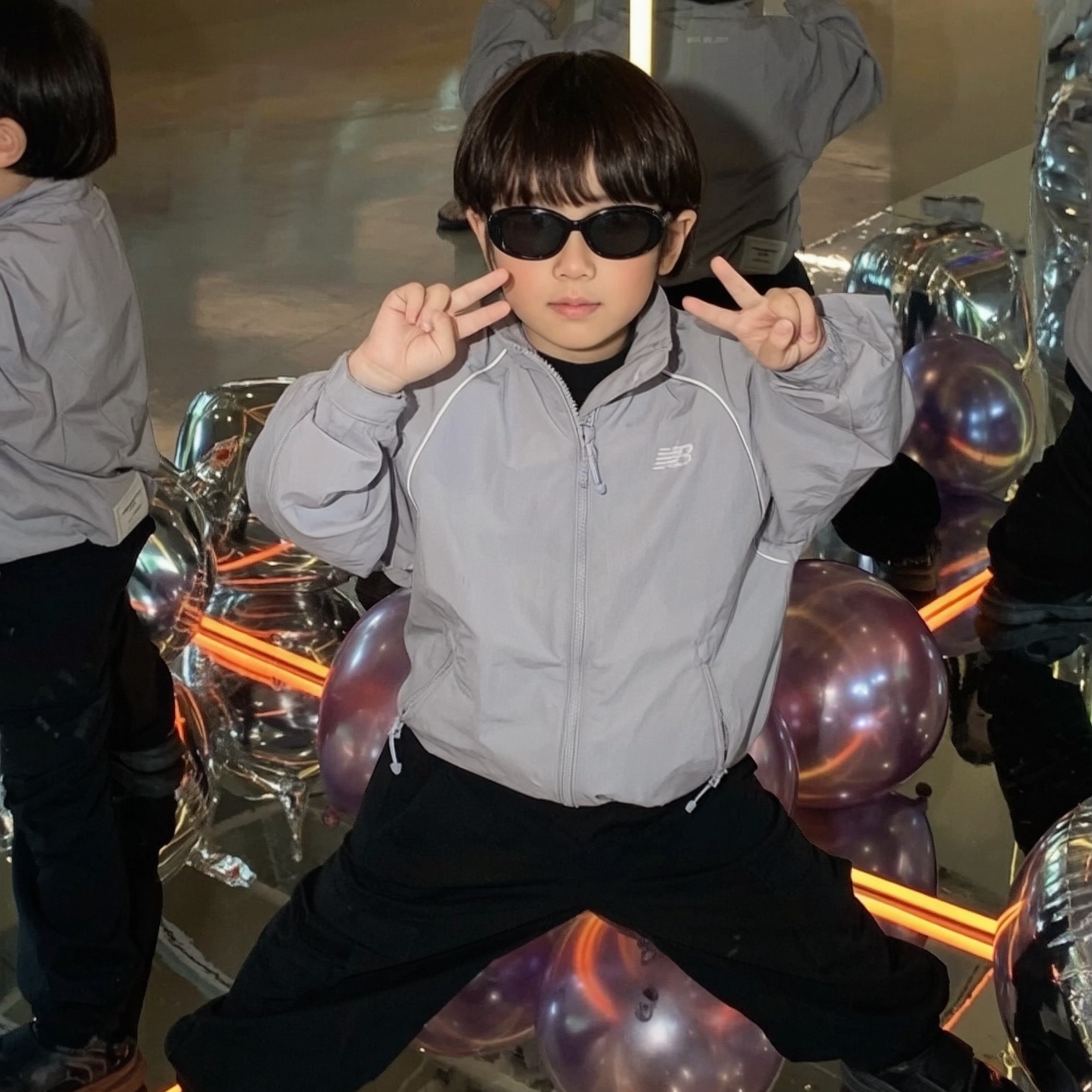 (Kids) New Balance Air Glossy Windbreaker Purple 착용 스타일 - 4