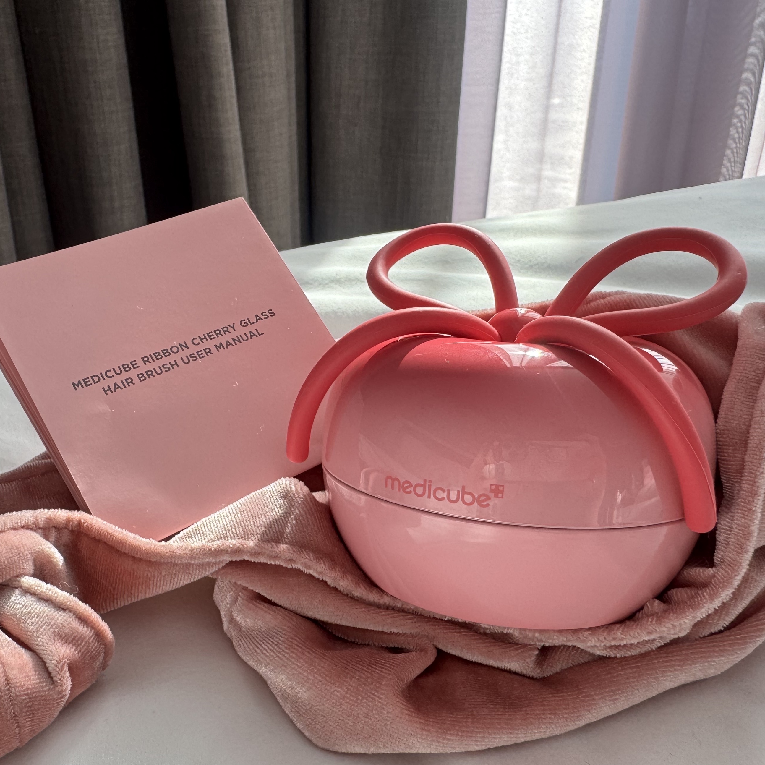 Medicube x Forever Cherry Ribbon Cherry Glass Hair Brush Pink 착용 스타일 - 1