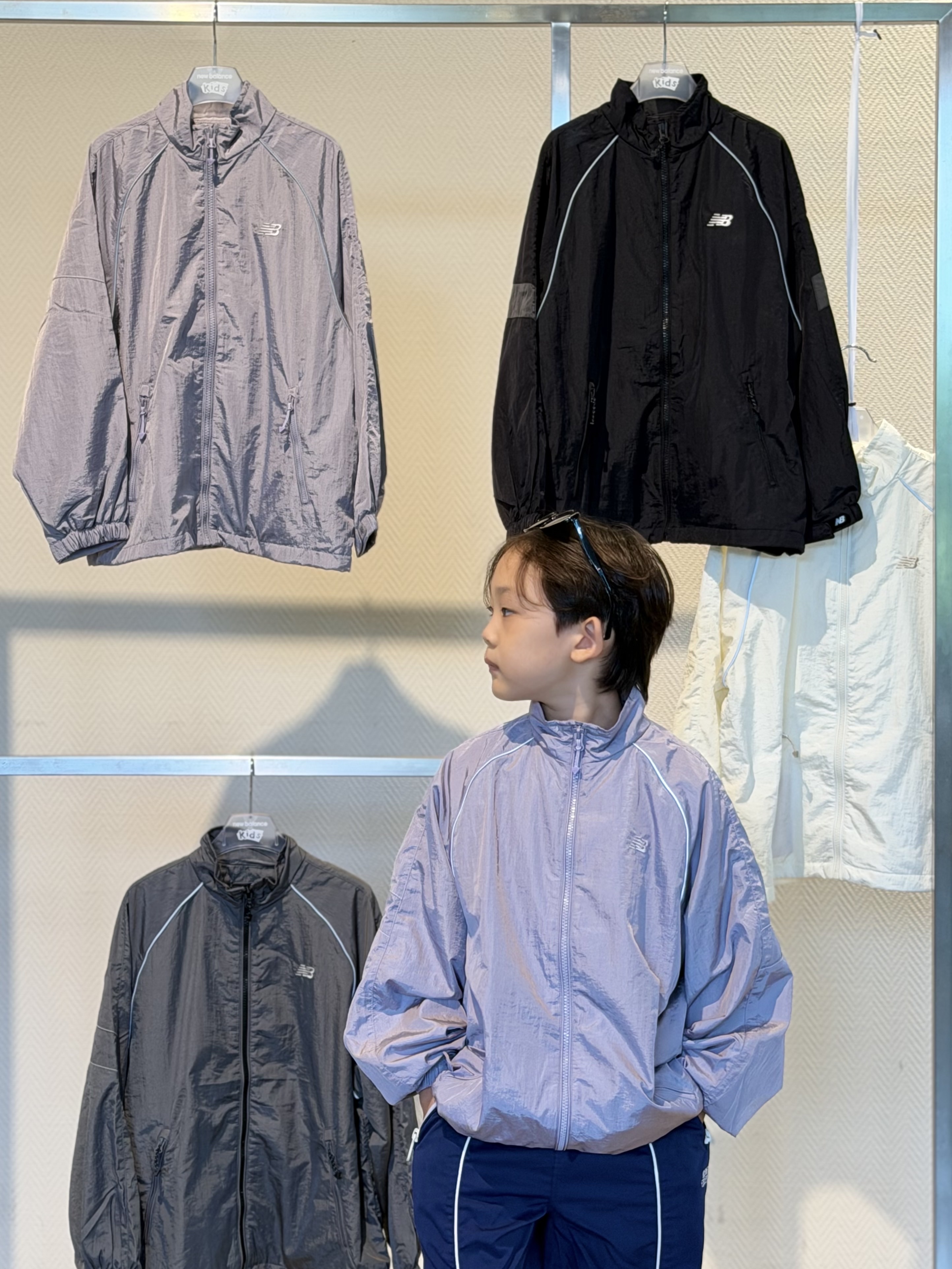 (Kids) New Balance Air Glossy Windbreaker Purple, (Kids) New Balance Air Glossy Windbreaker Black 착용 스타일 - 1