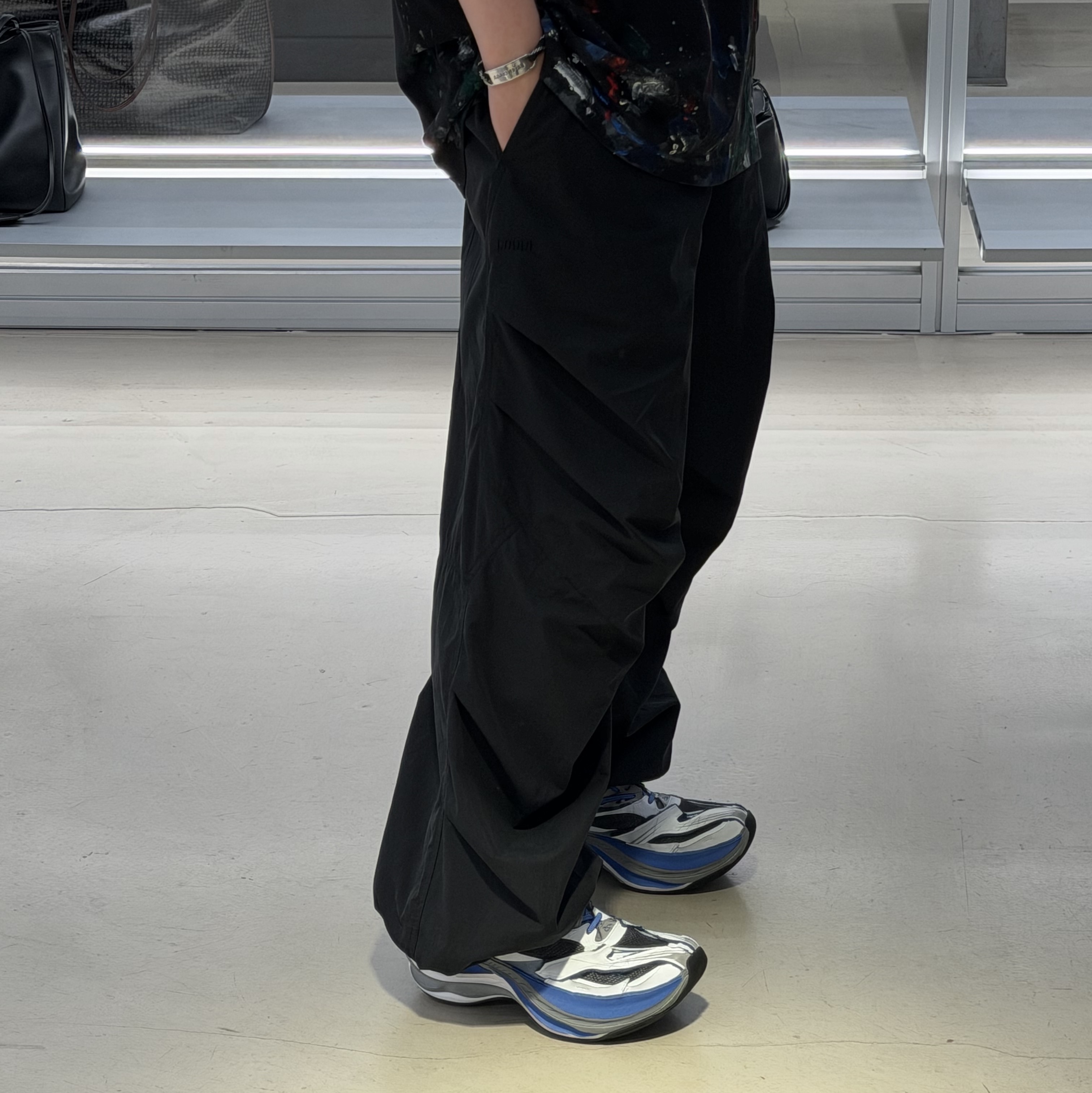 Balenciaga Jet Sneakers White Blue, Balenciaga Plate Bracelet Black White 착용 스타일 - 2