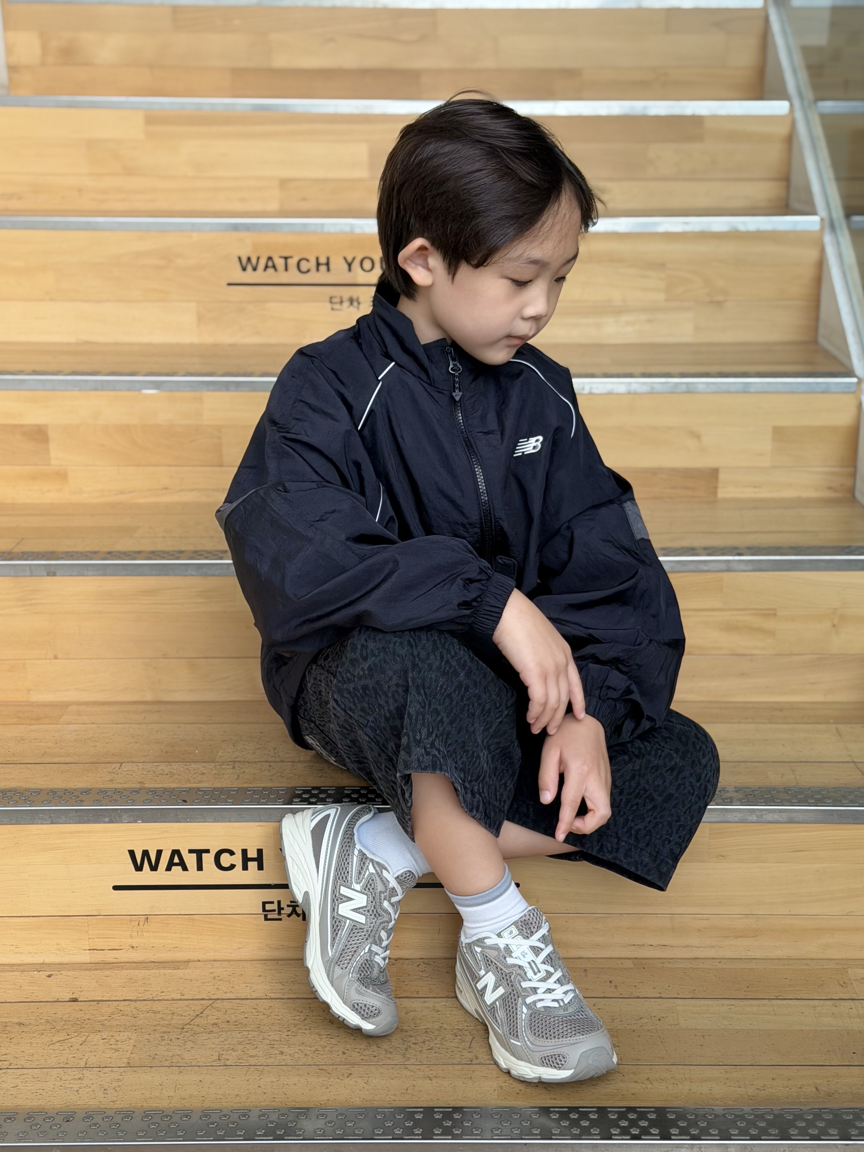 (Kids) New Balance Air Glossy Windbreaker Purple, (Kids) New Balance Air Glossy Windbreaker Black 착용 스타일 - 8