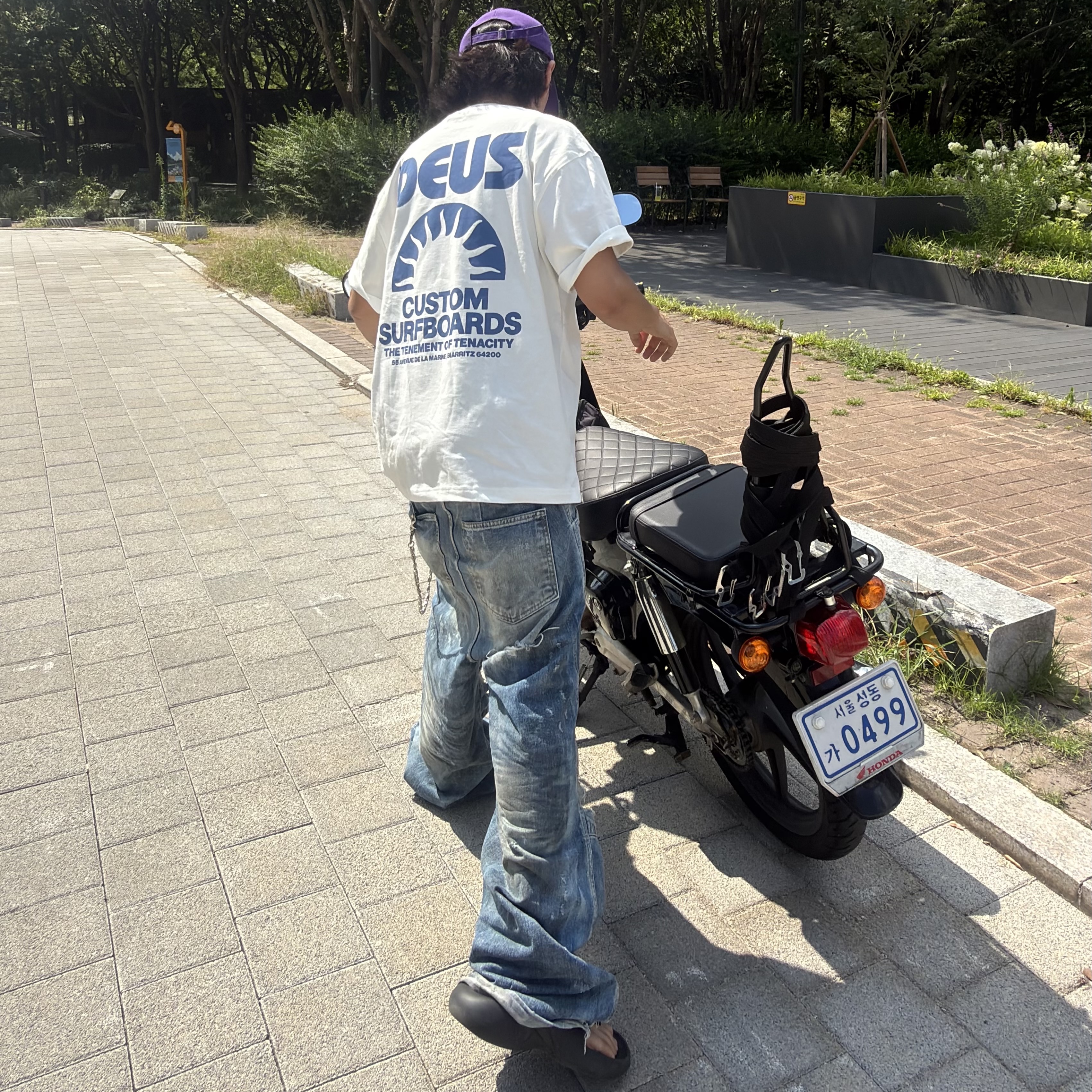 Deus Ex Machina Melodies T-Shirt White, New Era x MoMA New York Yankees Cap Black 착용 스타일 - 5