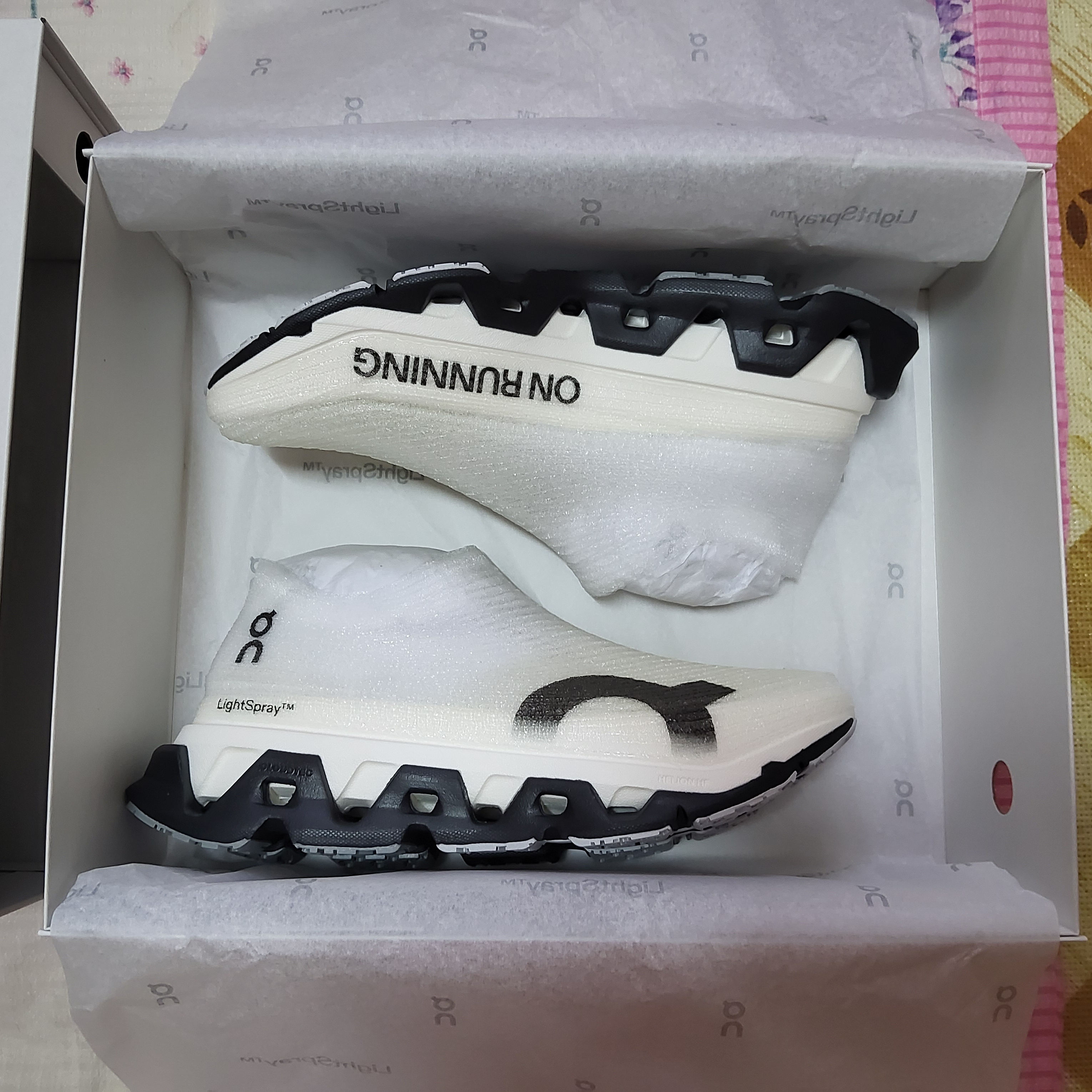 On Running LightSpray Cloudmonster 3 Hyper Black Apollo 착용 스타일 - 9