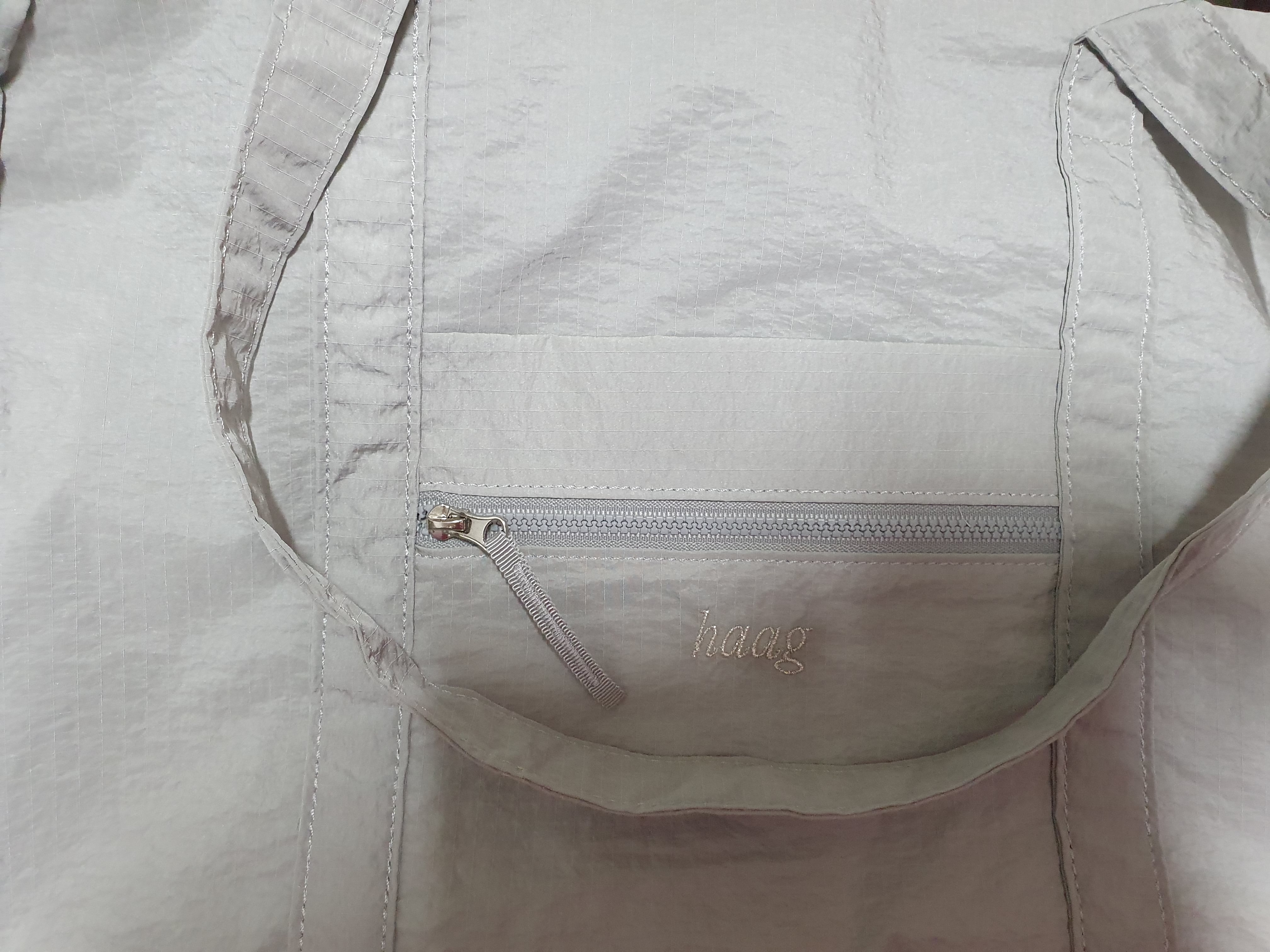 Haag Duffel Bag Silver 착용 스타일