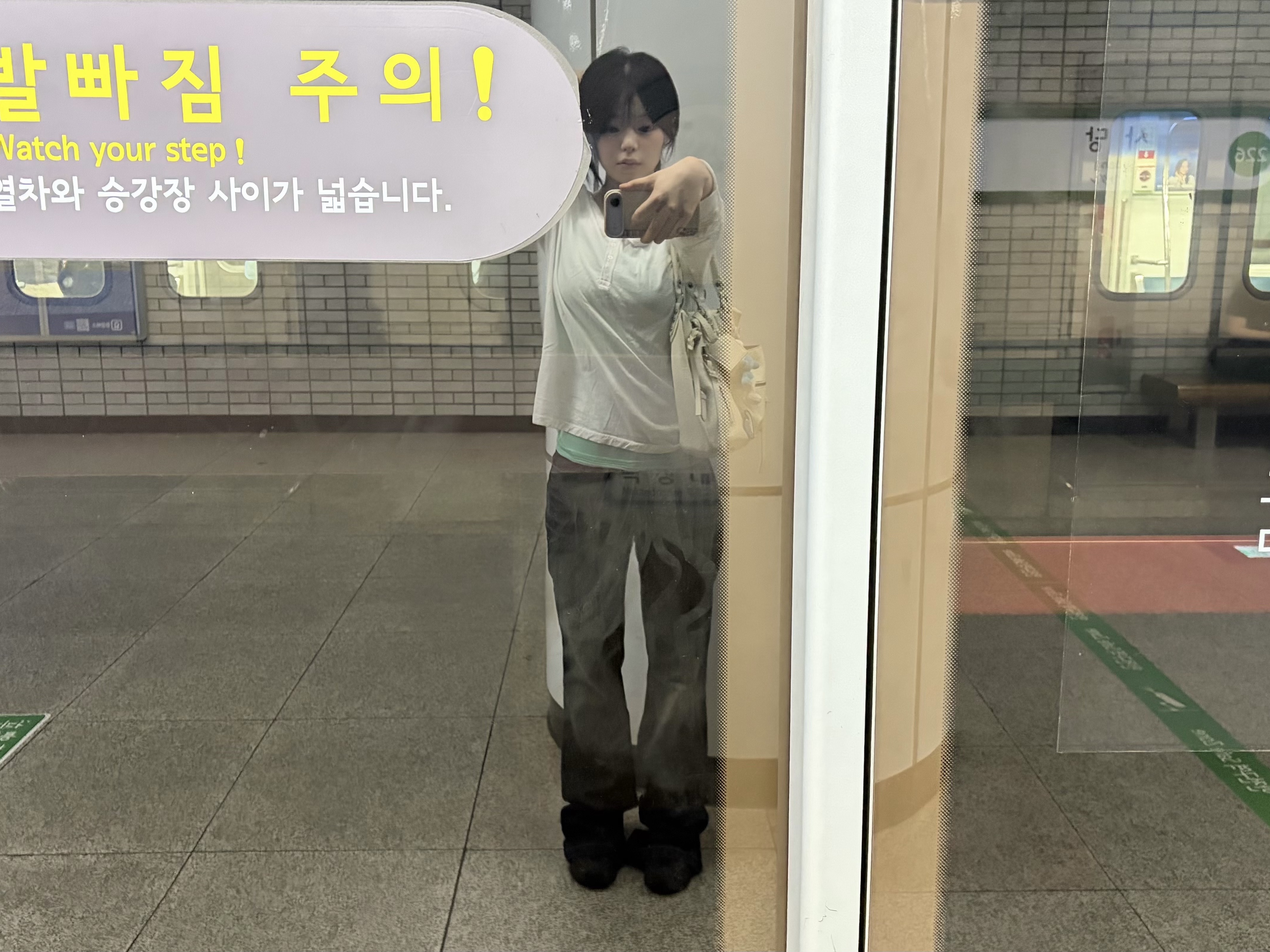 (W) Mischief Bleached Wide Neck T-Shirt Bleached Khaki Beige, (W) Fancy Club Cross Pocket Cargo Pants Black 착용 스타일 - 1