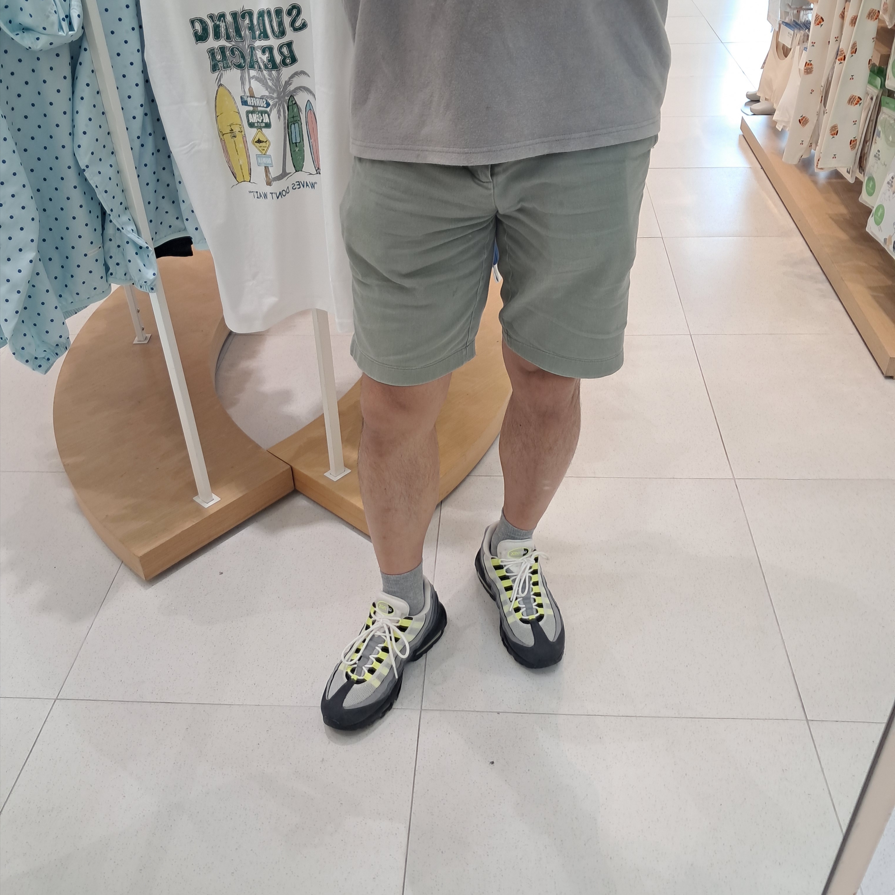 Jordan 1 Retro Low OG Chicago, Nike Air Max 95 OG Neon Yellow 2020 착용 스타일 - 4