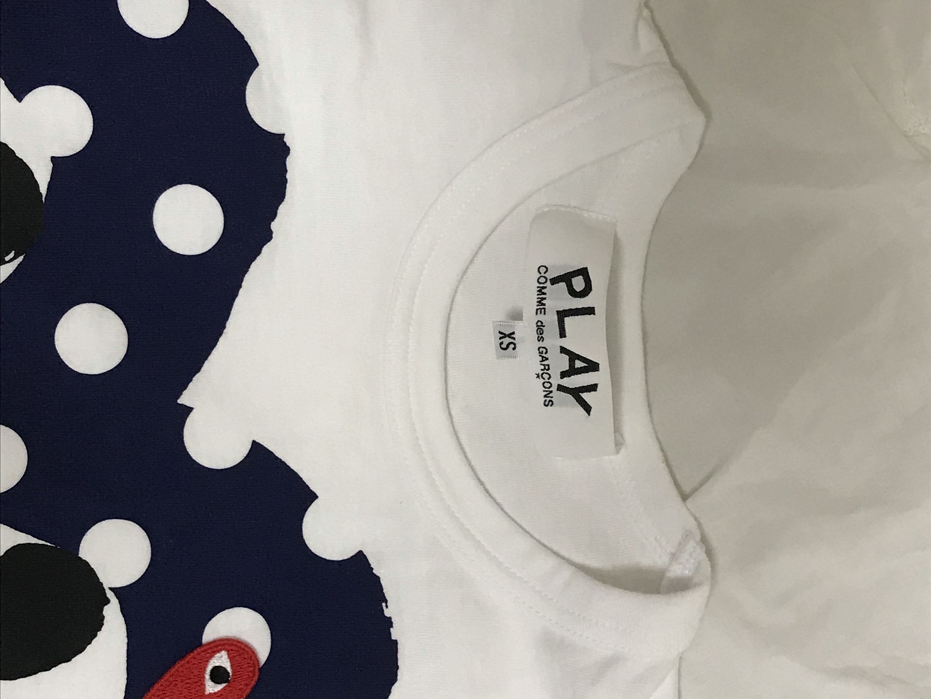Play Comme des Garcons Red Heart Printed Blue Heart T-Shirt White 착용 스타일 - 4