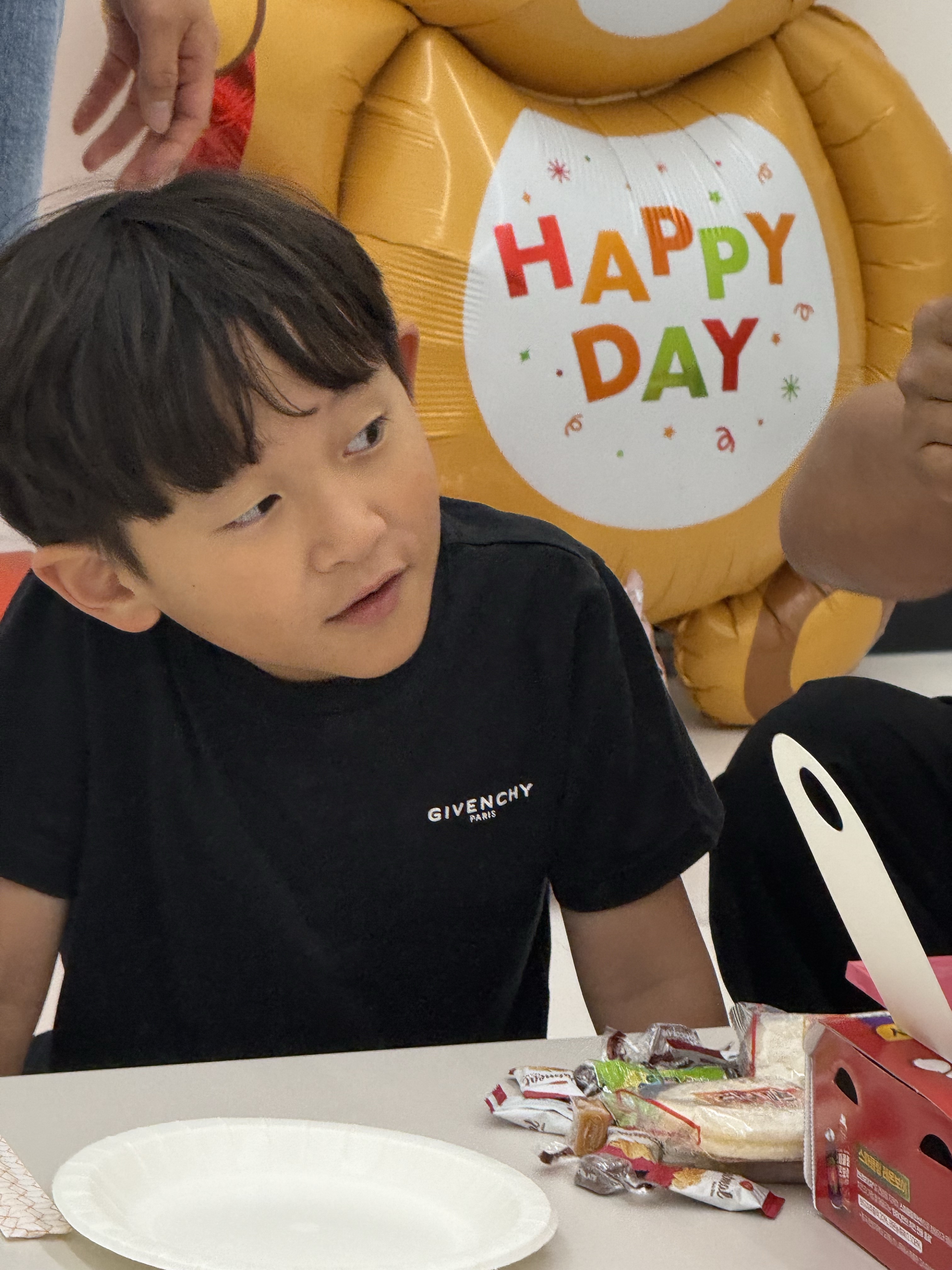 (Kids) Givenchy Short Sleeve T-Shirt Black 착용 스타일