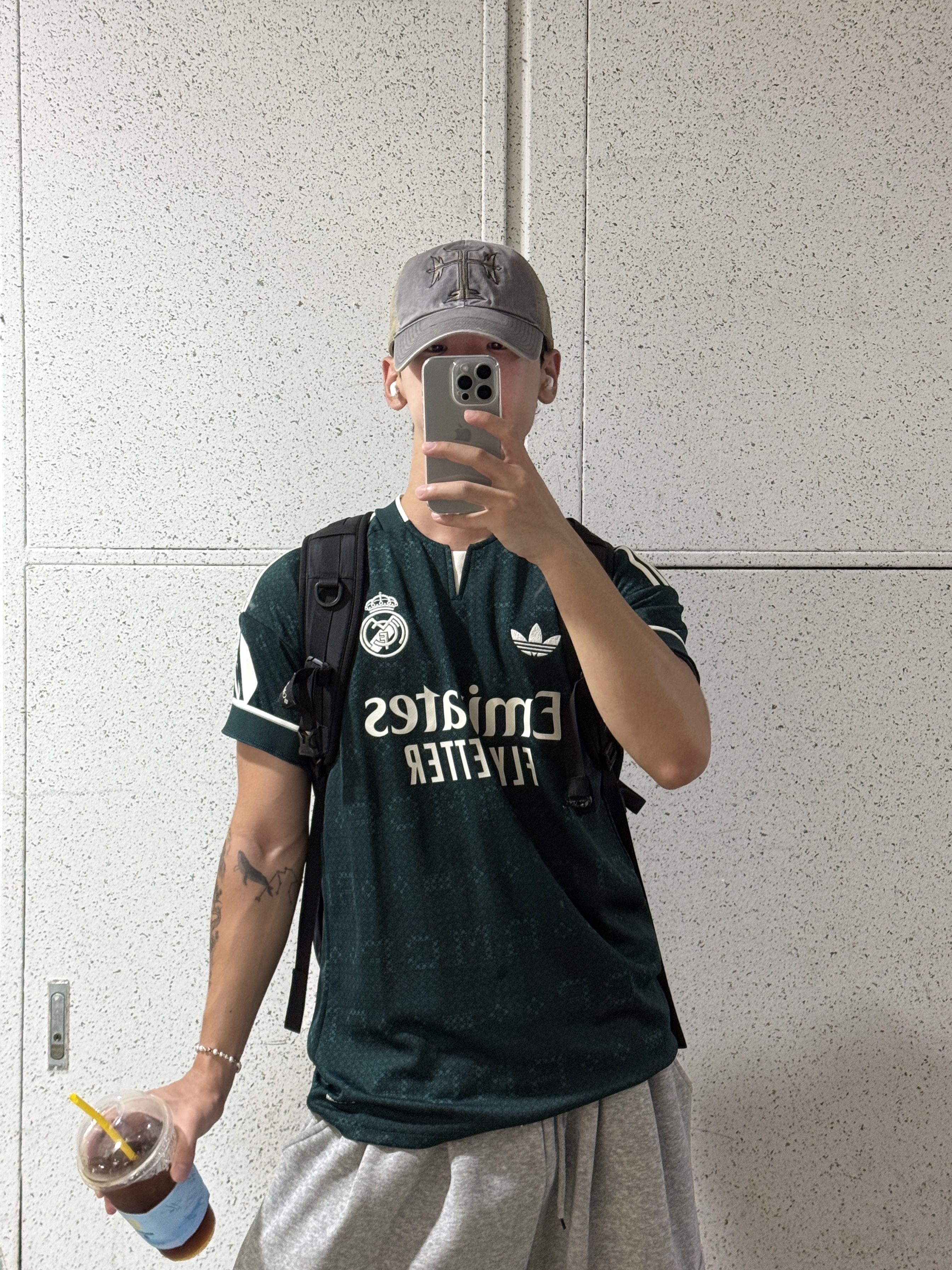 Adidas Real Madrid 26/27 Away Jersey Aurora Ivy - KR Sizing (Non Marking Ver.), Adidas Real Madrid 26/27 Away Jersey Aurora Ivy - US Sizing (Non Marking Ver.) 착용 스타일 - 1