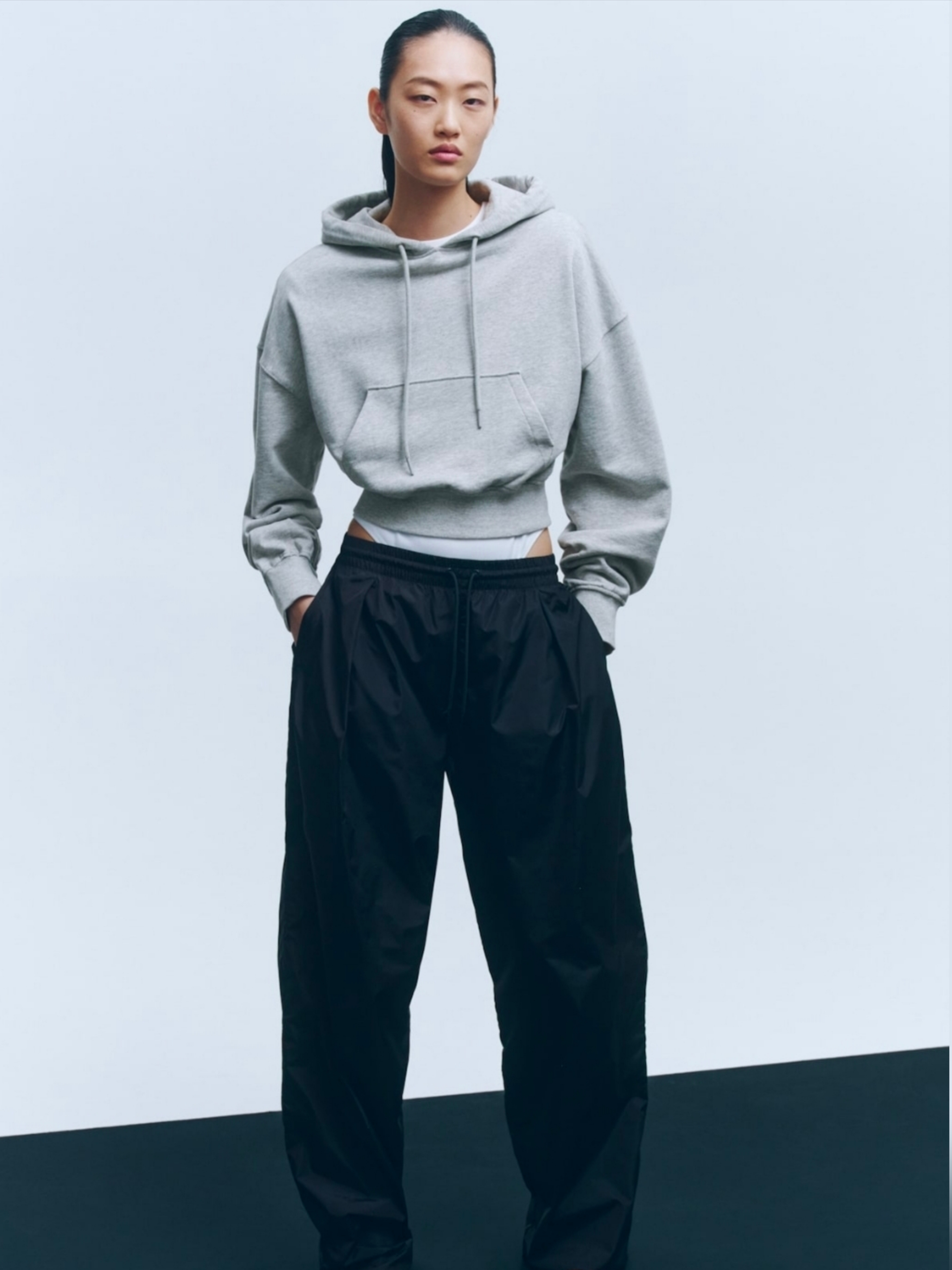 (W) H&M x Wardrobe.NYC Cropped Hoodie Light Gray Melange 착용 스타일
