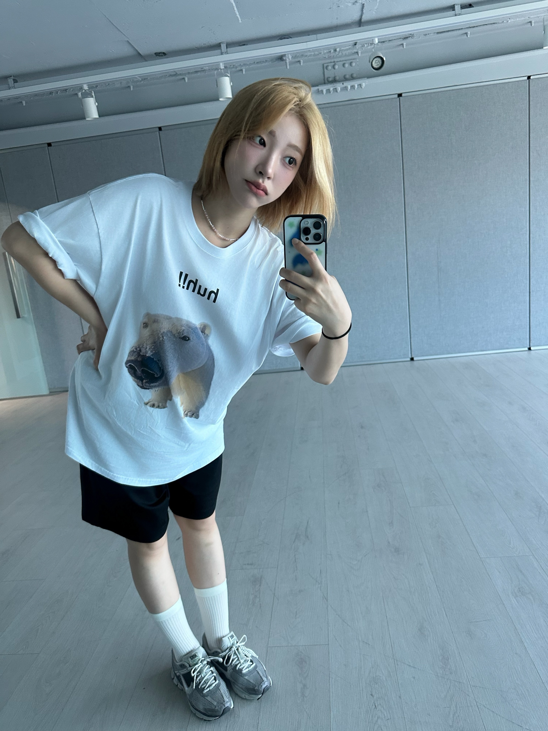 Suade Huh Tee White ์ฐฉ์ฉ ์คํ์ผ - 4