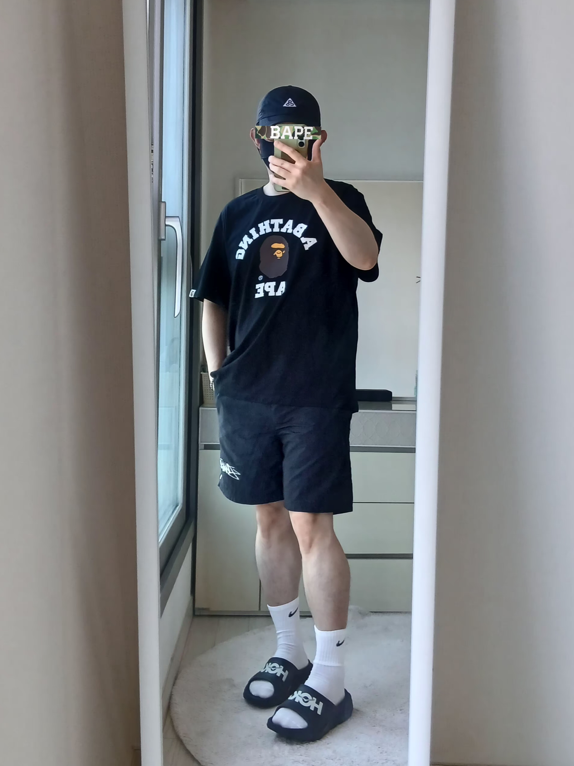 Peaceminusone x Toy Story The First Fan Cap 01 Dark Grey, BAPE College T-Shirt Black 착용 스타일 - 4