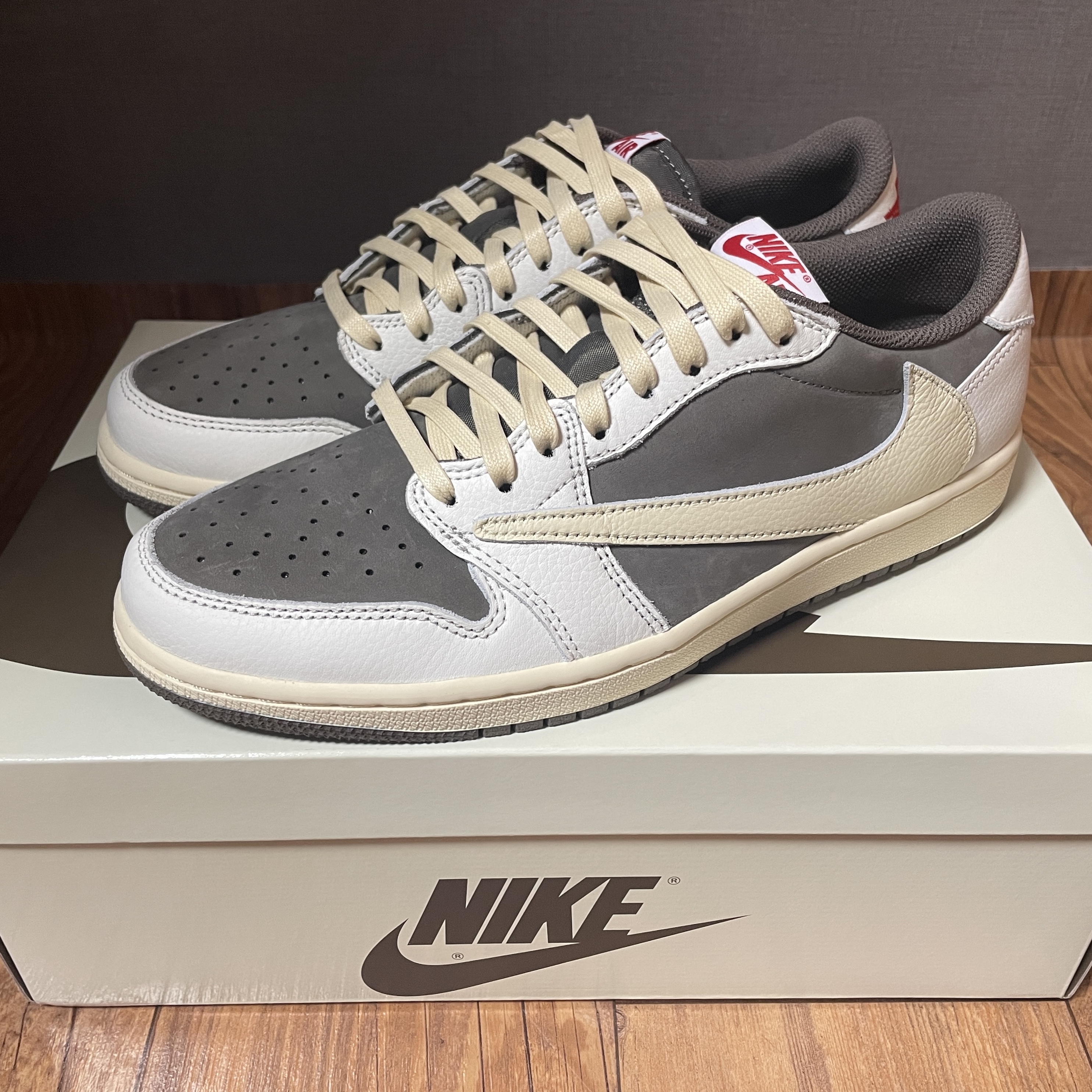 Jordan 1 x Travis Scott Retro Low OG SP Sail and Ridgerock 착용 스타일