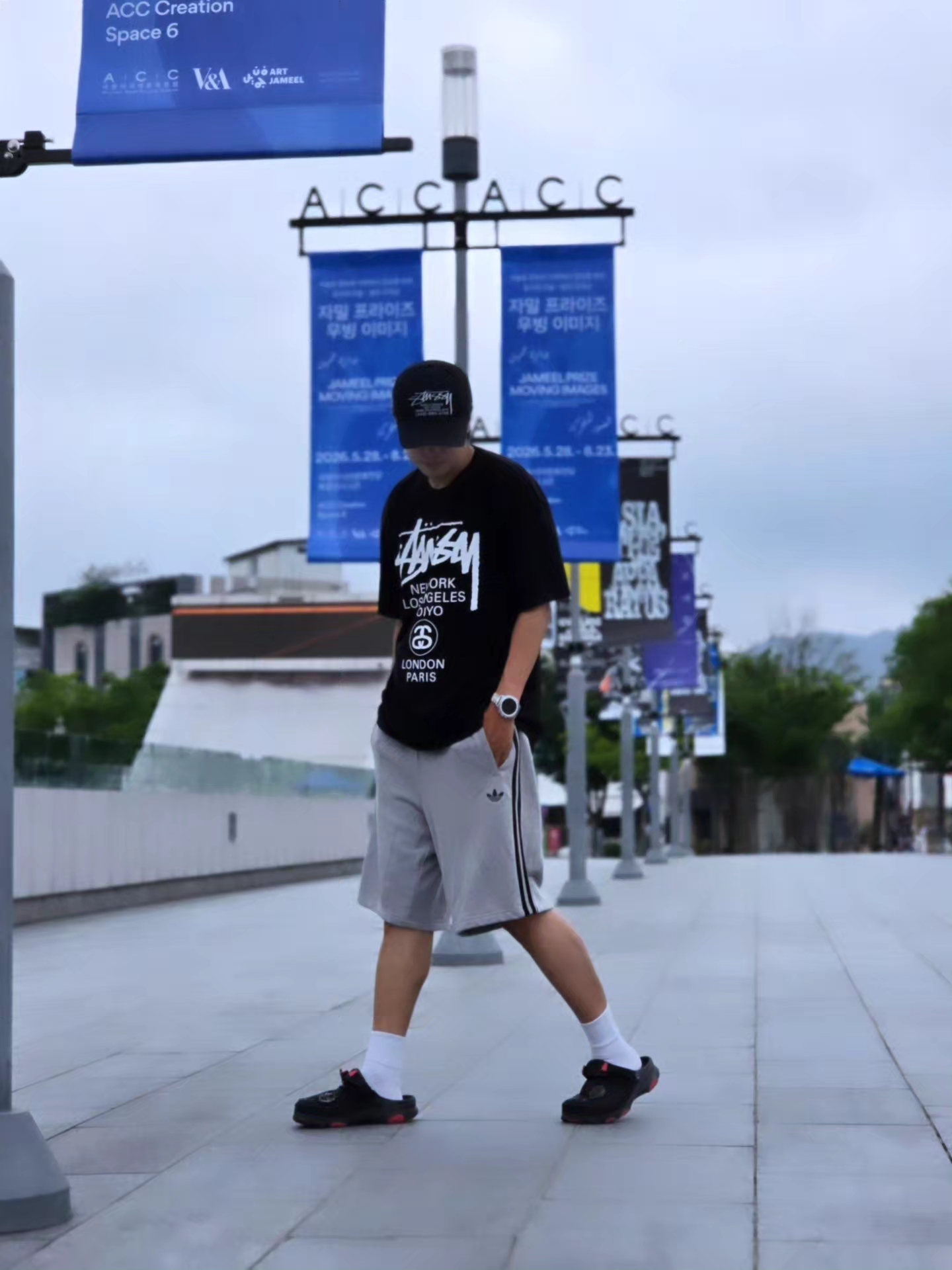 Stussy World Tour T-Shirt Black, Stussy World Tour T-Shirt Black 2023 착용 스타일 - 3