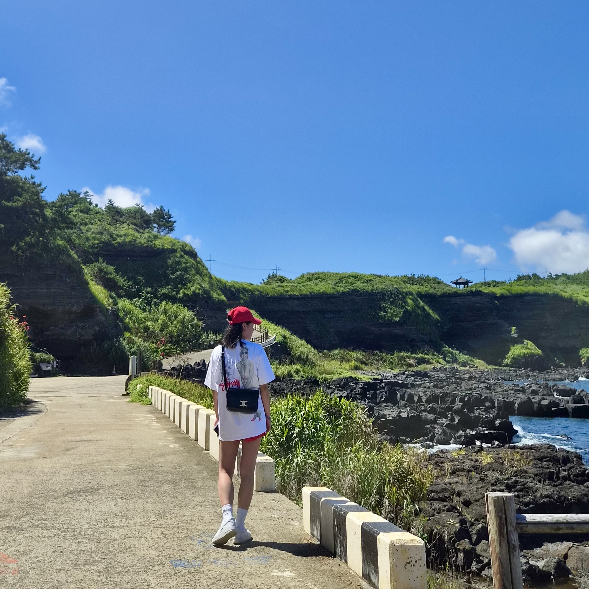 (W) Adidas x Sporty & Rich Shorts White Collegiate Red - KR Sizing, Stussy Skate Tough T-Shirt White 착용 스타일 - 1