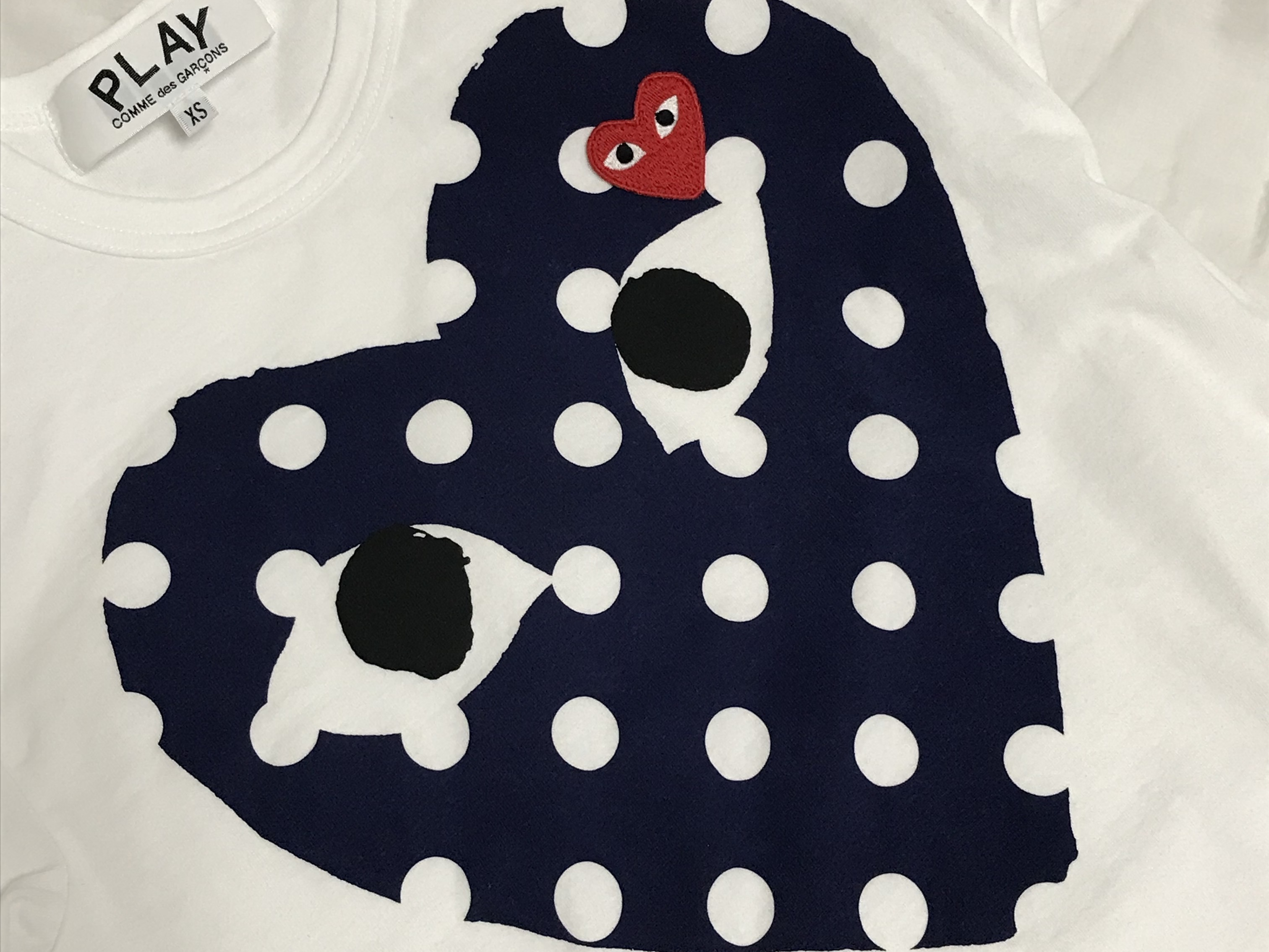 Play Comme des Garcons Red Heart Printed Blue Heart T-Shirt White 착용 스타일 - 1