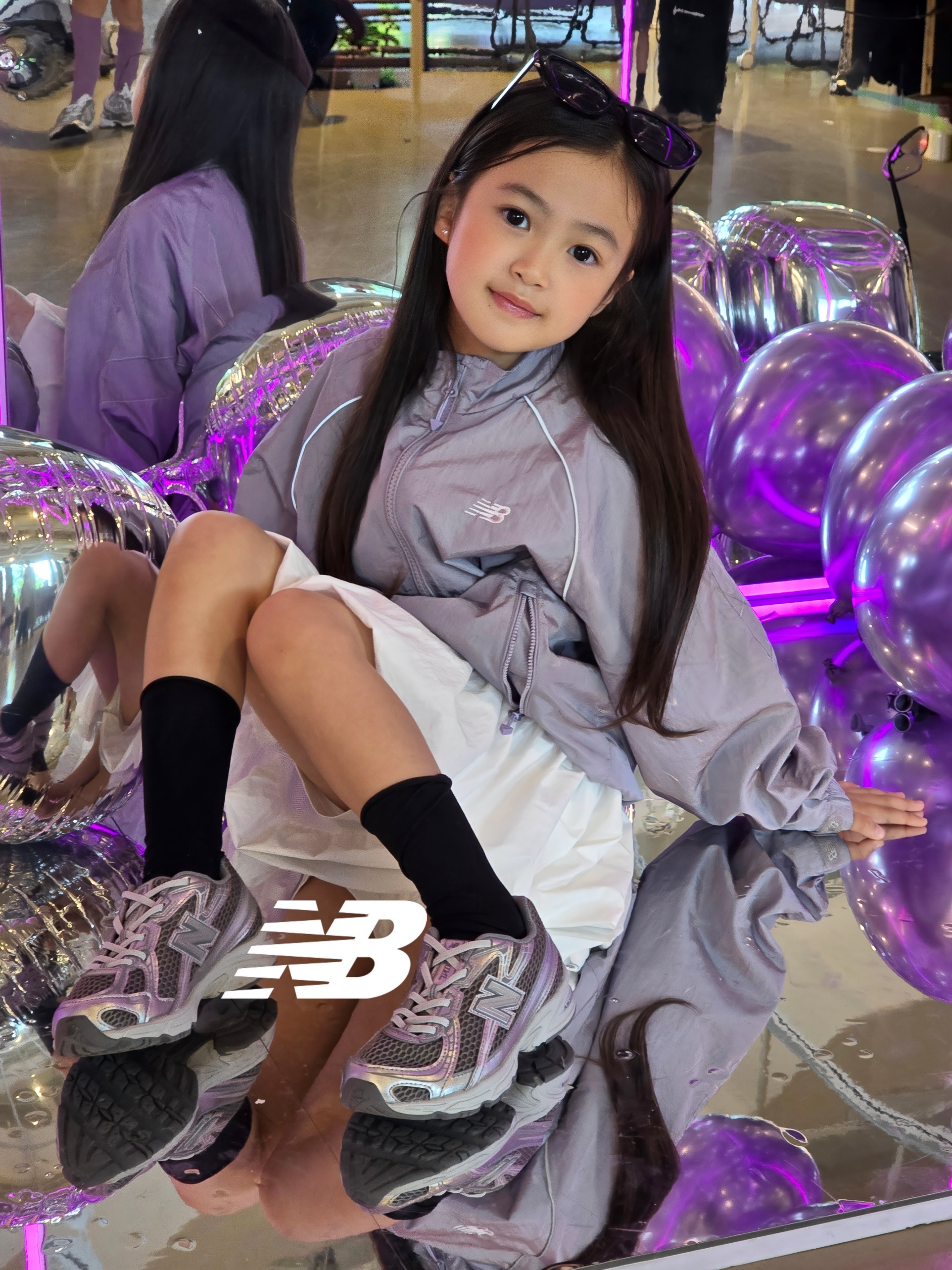 (Kids) New Balance Air Glossy Windbreaker Purple 착용 스타일 - 3
