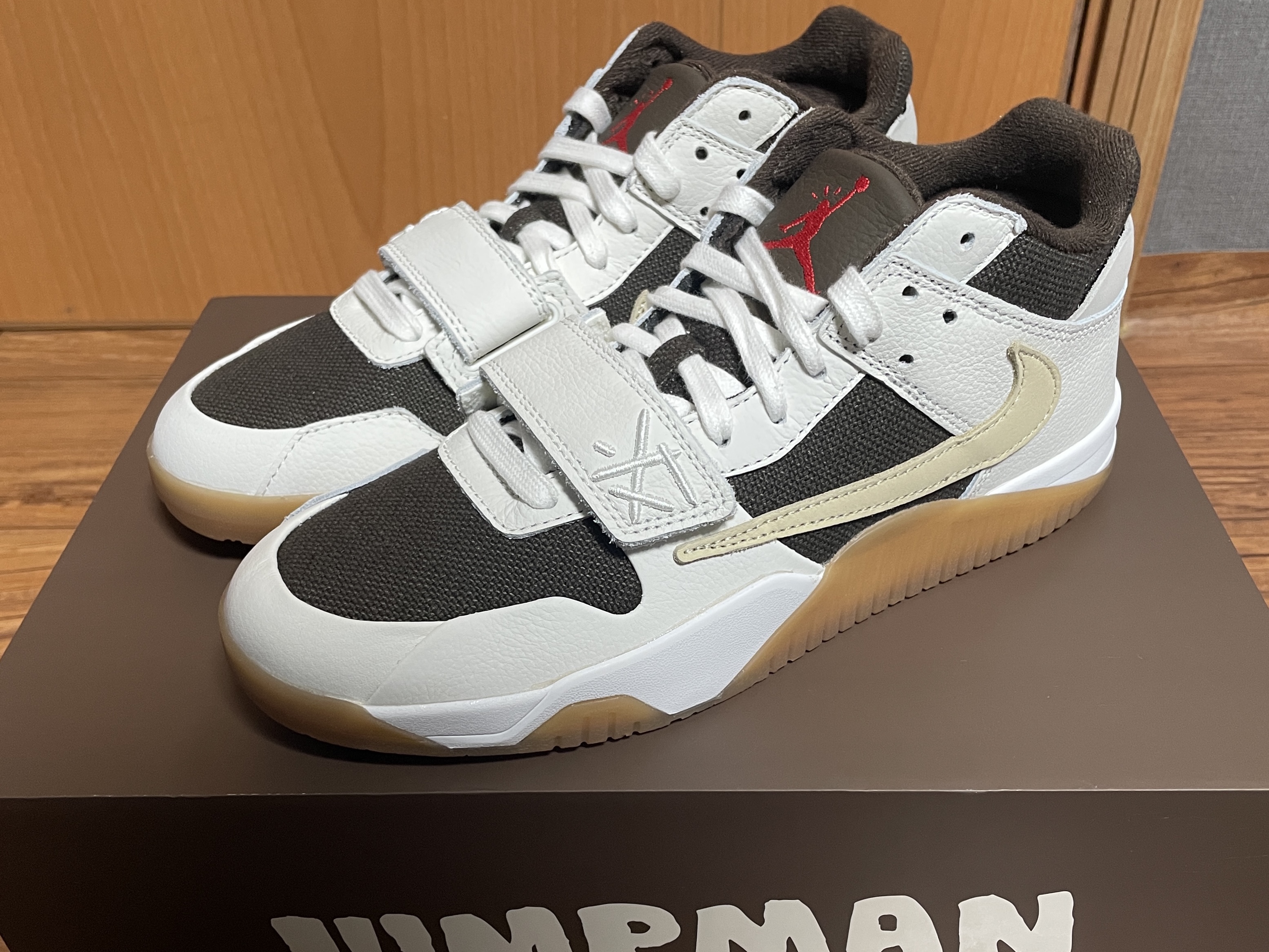Jordan x Travis Scott Jumpman Jack TR Sail and Dark Mocha 착용 스타일