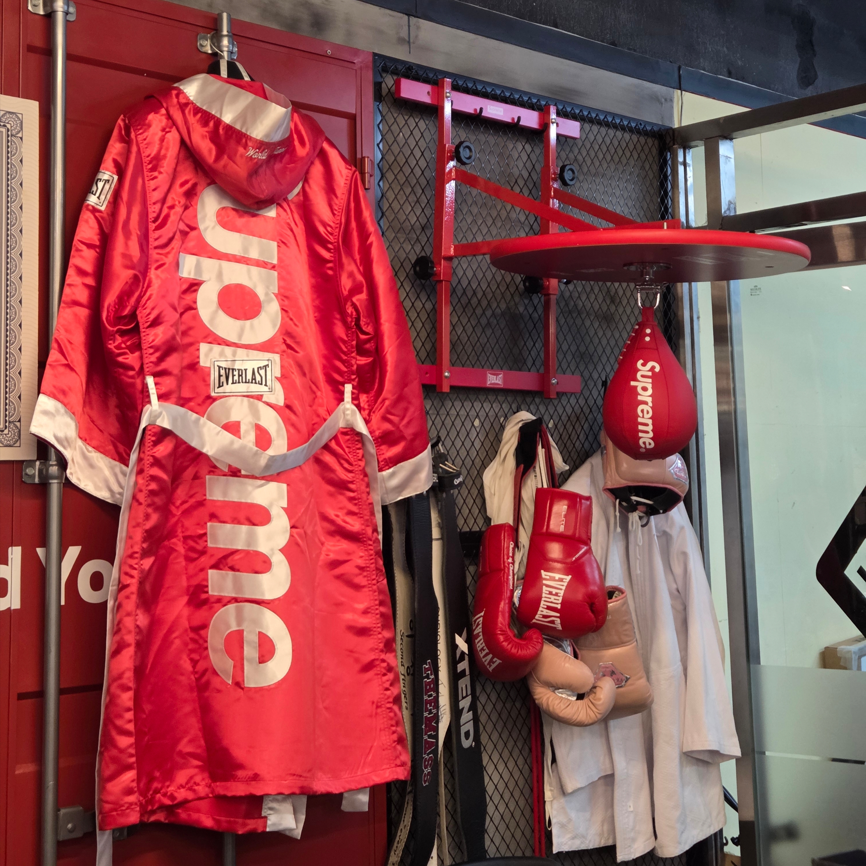 Supreme x Everlast Speed Bag + Platform Red - 25SS 착용 스타일