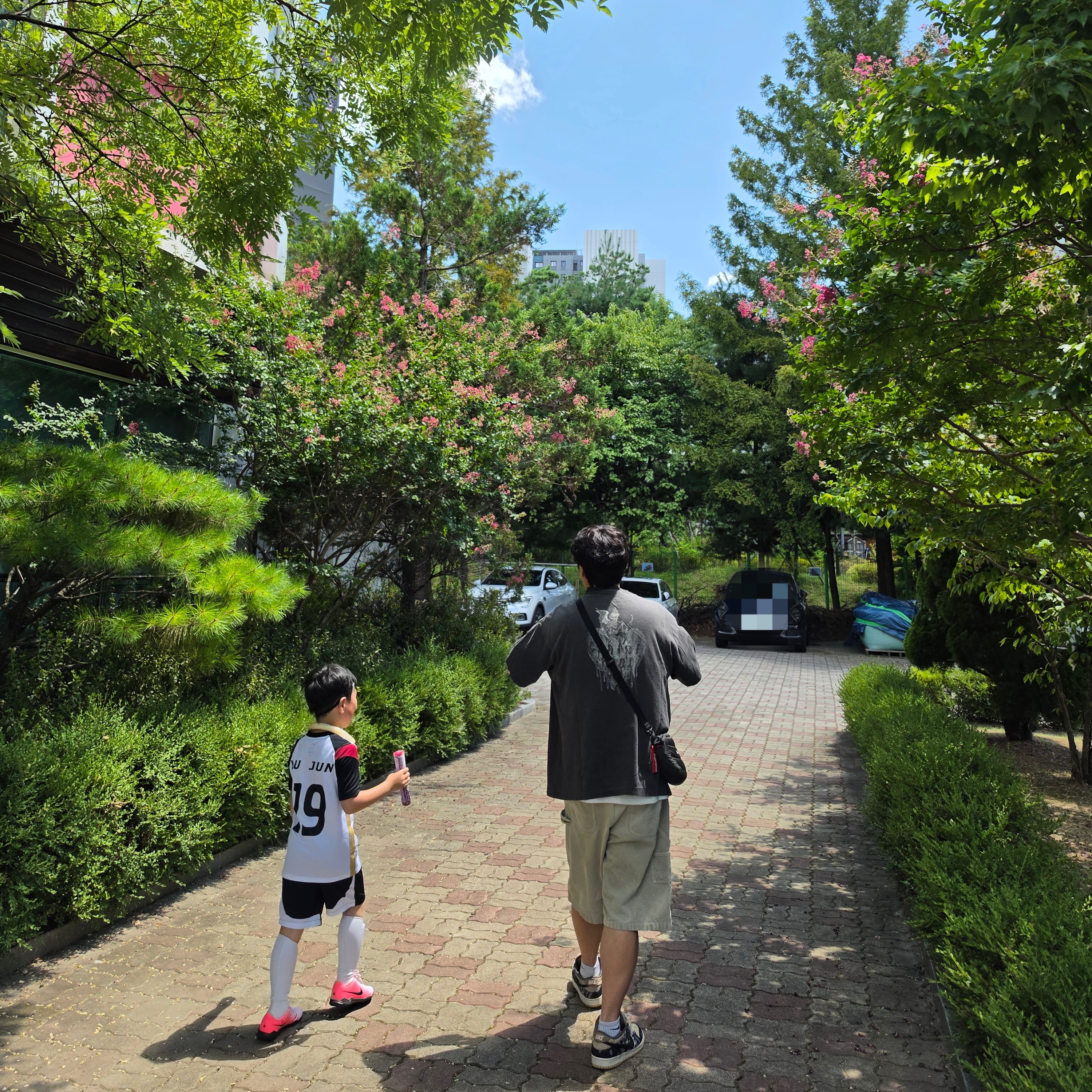 Neighborhood x Saint Mxxxxxx STHD Fearless T-Shirt Black - 25SS, Supreme Washed Corduroy Double Knee Painter Short Tan - 24SS 착용 스타일