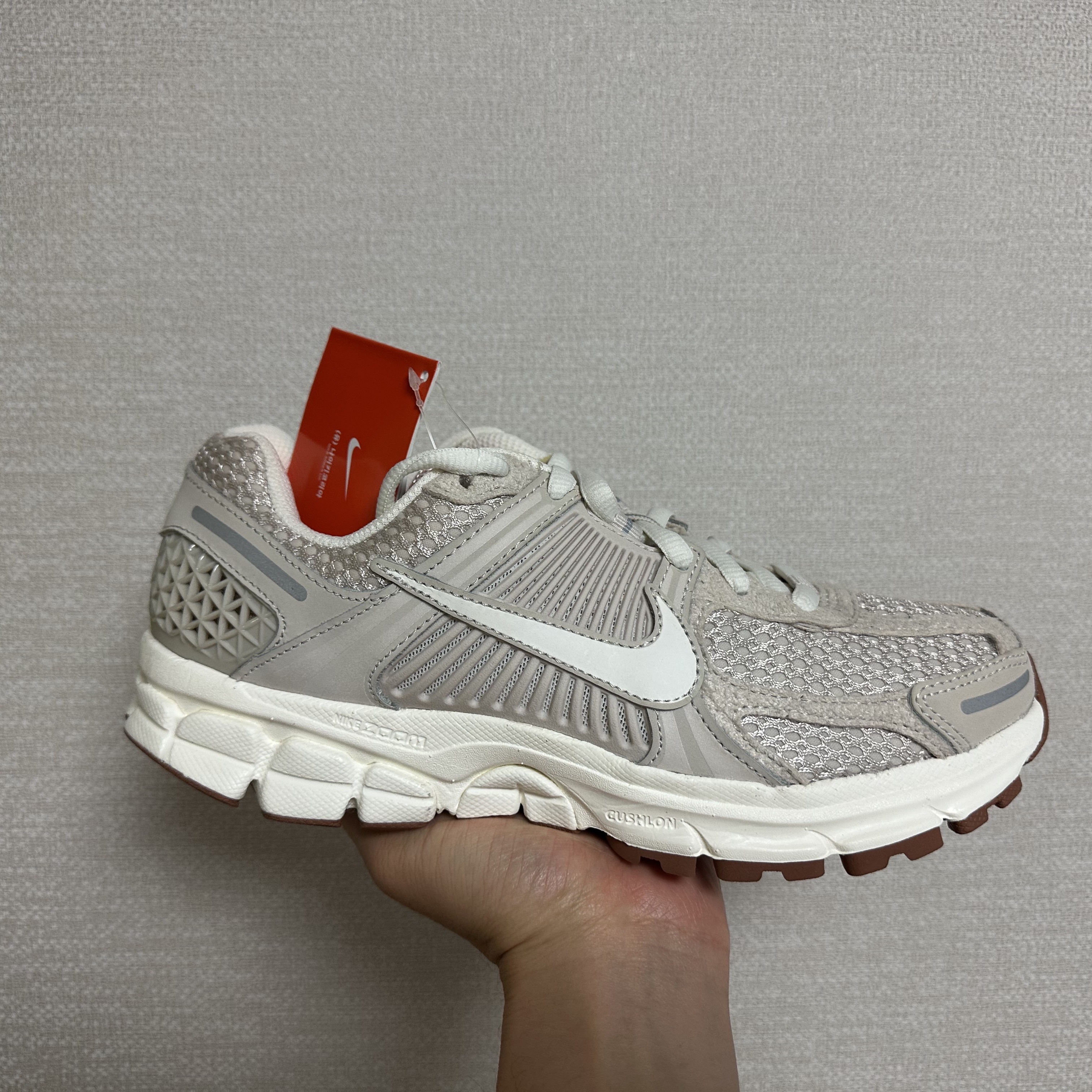 (W) Nike Zoom Vomero 5 Light Orewood Brown 착용 스타일