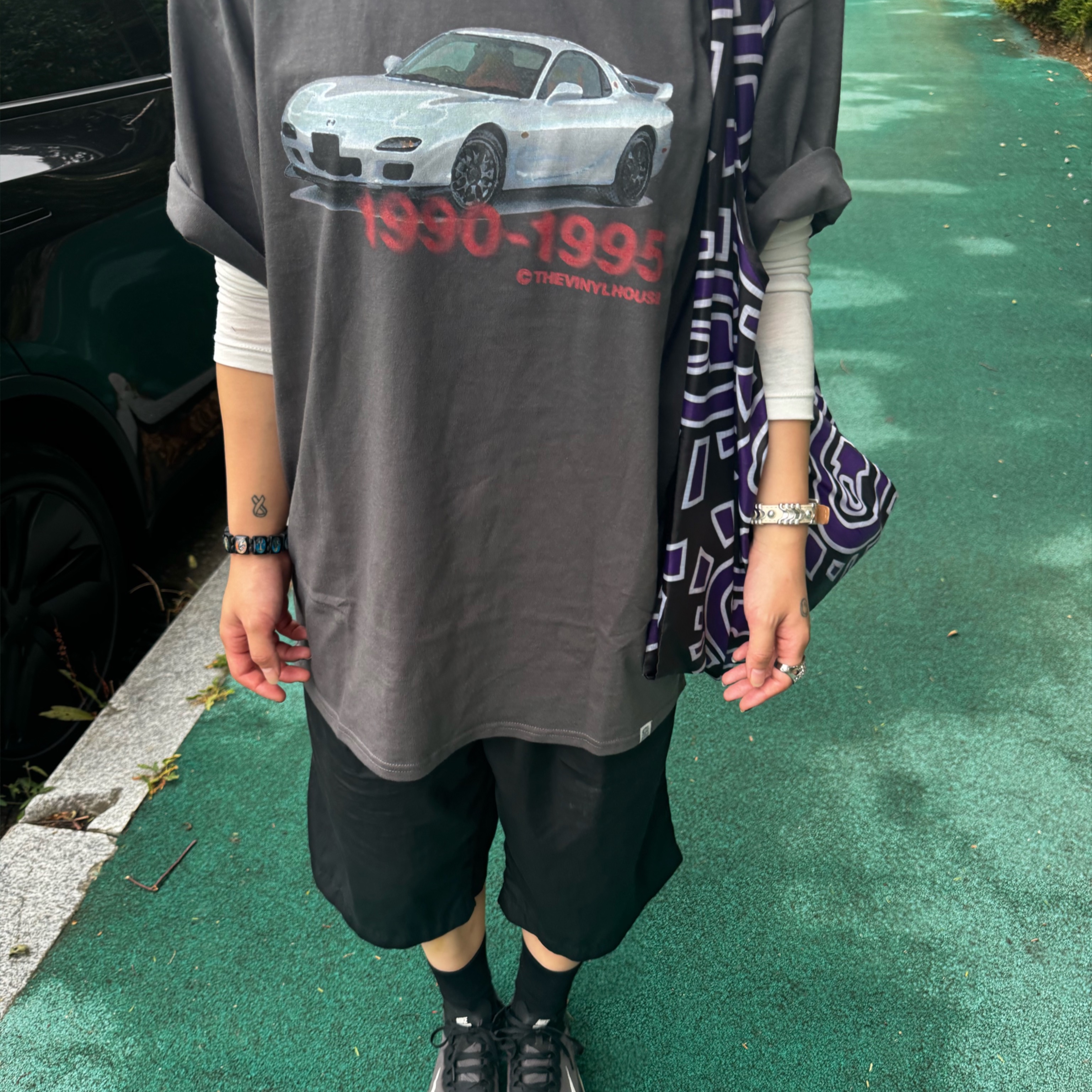 Thevinylhouse Old Car T-Shirt Charcoal 착용 스타일 - 2