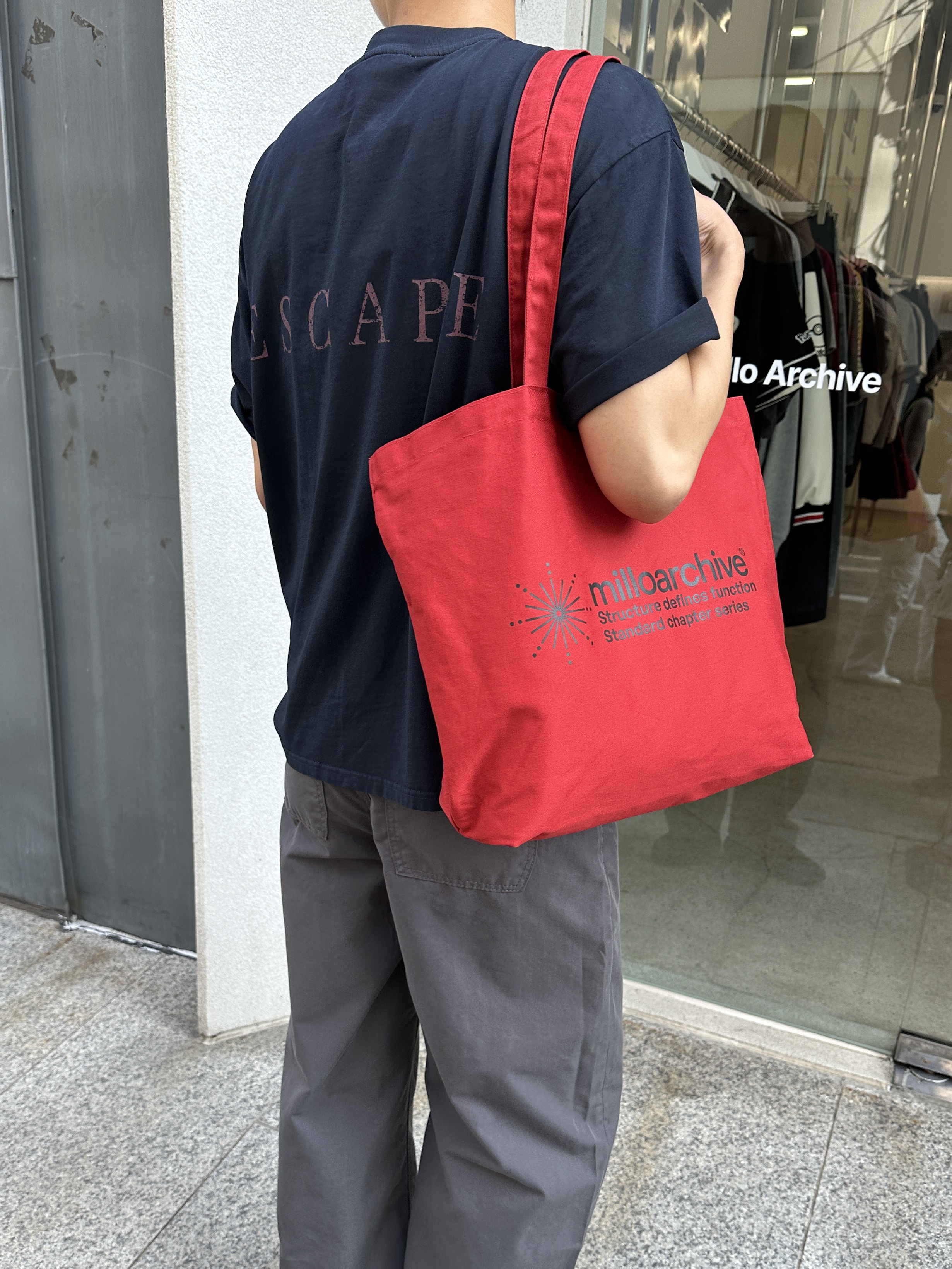 Millo Archive Narrative Dyeing T-Shirt Charcoal, Millo Archive Narrative Dyeing T-Shirt Vintage Navy 착용 스타일 - 3