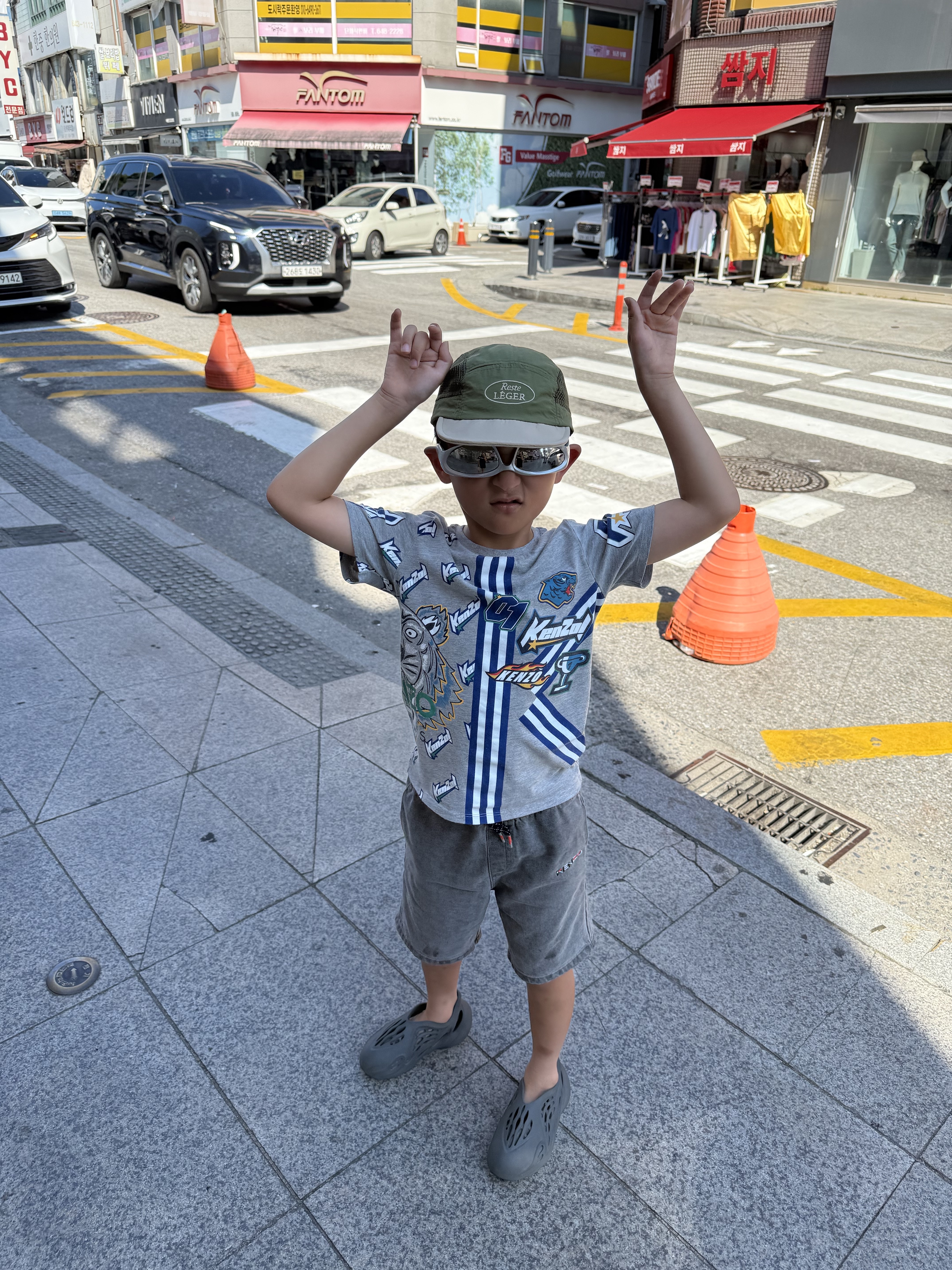 (Kids) Adidas Yeezy Foam RNNR Carbon, (Kids) Kenzo Kotora Tiger T-Shirt Navy Blue 착용 스타일 - 2